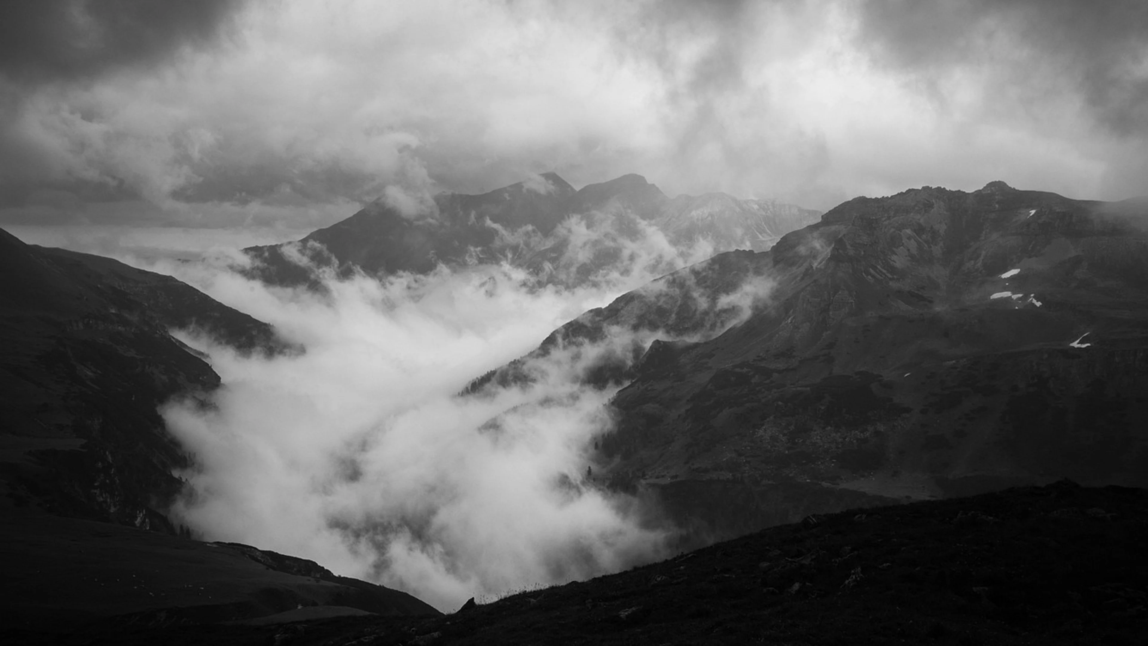 Mountains fog clouds - free 4K Ultra HD dark wallpaper for desktop