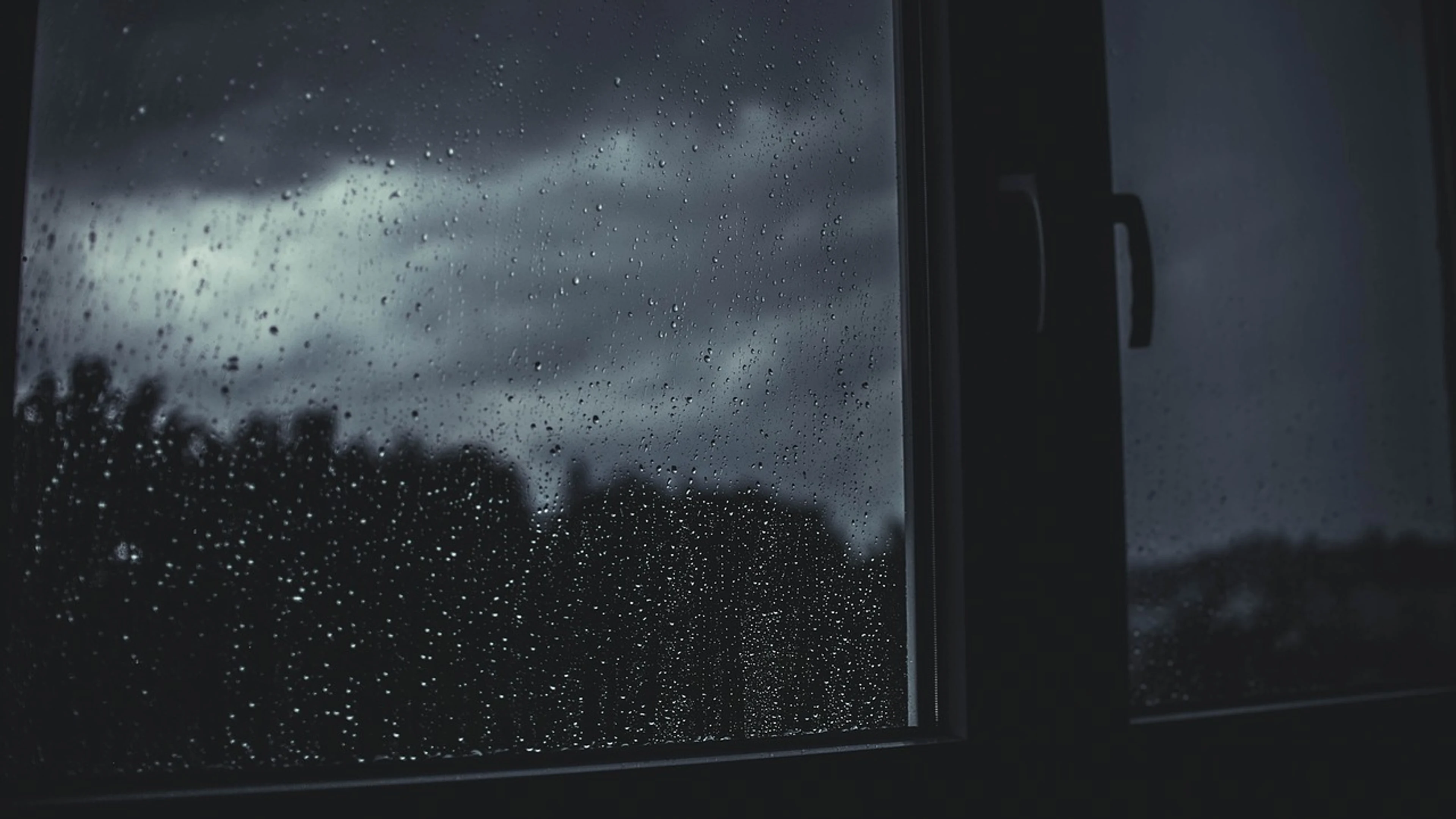 Rain water window - free 4K Ultra HD dark wallpaper for desktop