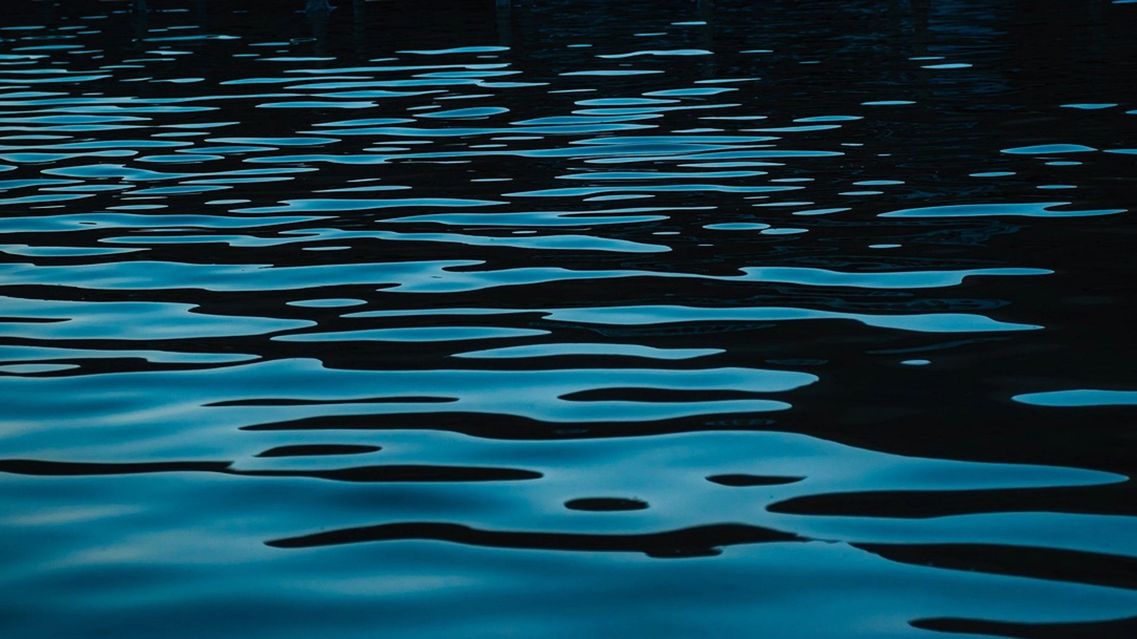 Water reflection blue - free 4K Ultra HD dark wallpaper for desktop
