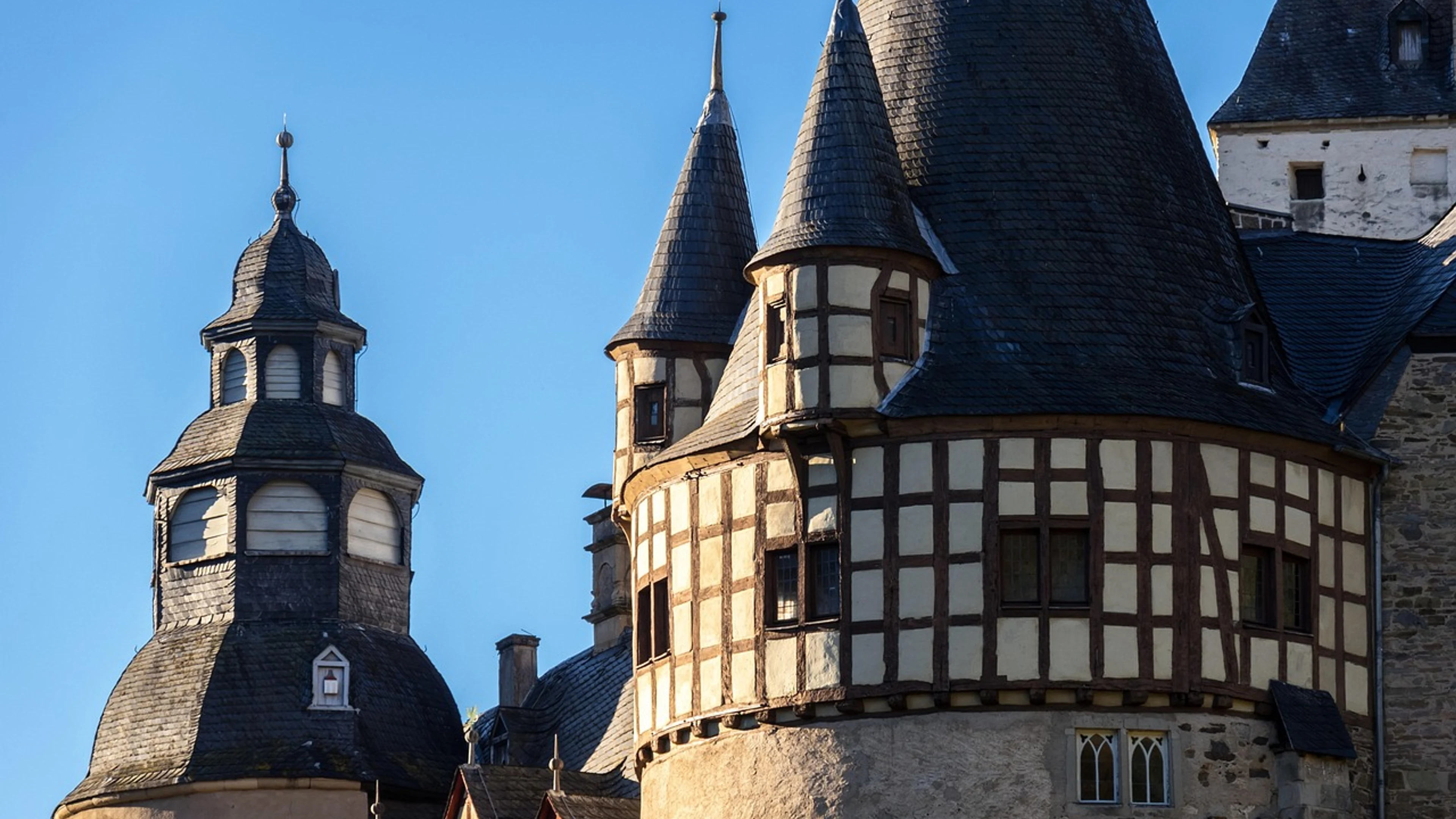 Castle fortress middle ages - free 4K Ultra HD fantasy wallpaper for desktop