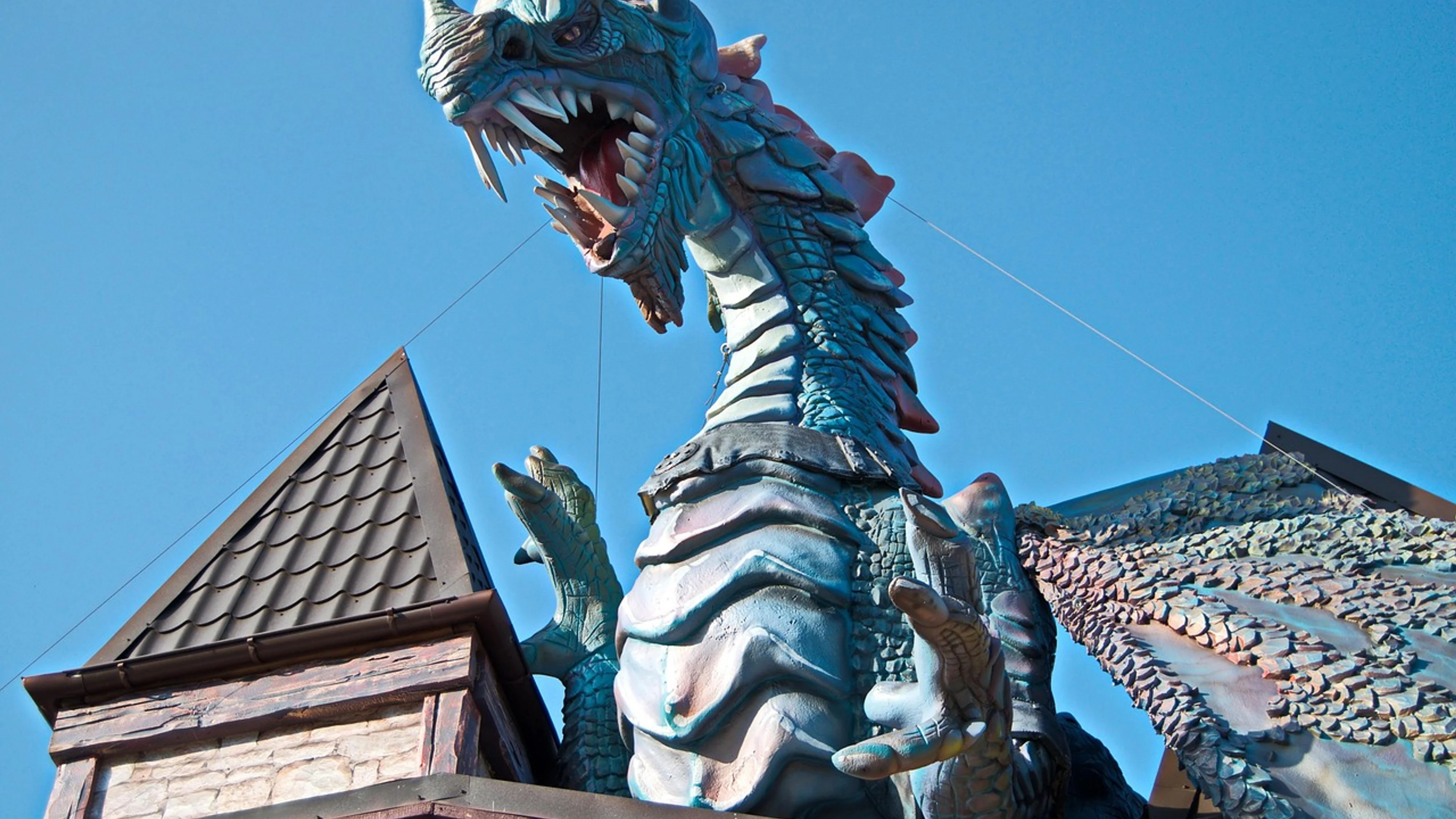 Figure dragon sculpture - free 4K Ultra HD fantasy wallpaper for desktop