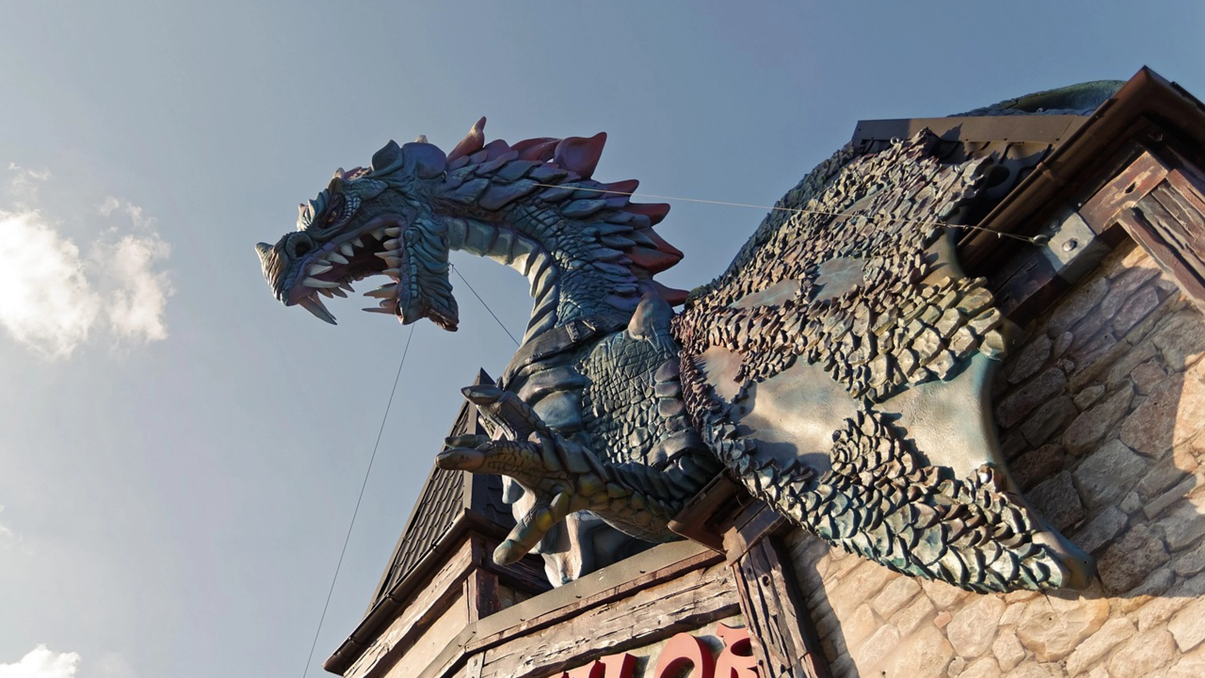 Figure dragon sculpture - free 4K Ultra HD fantasy wallpaper for desktop