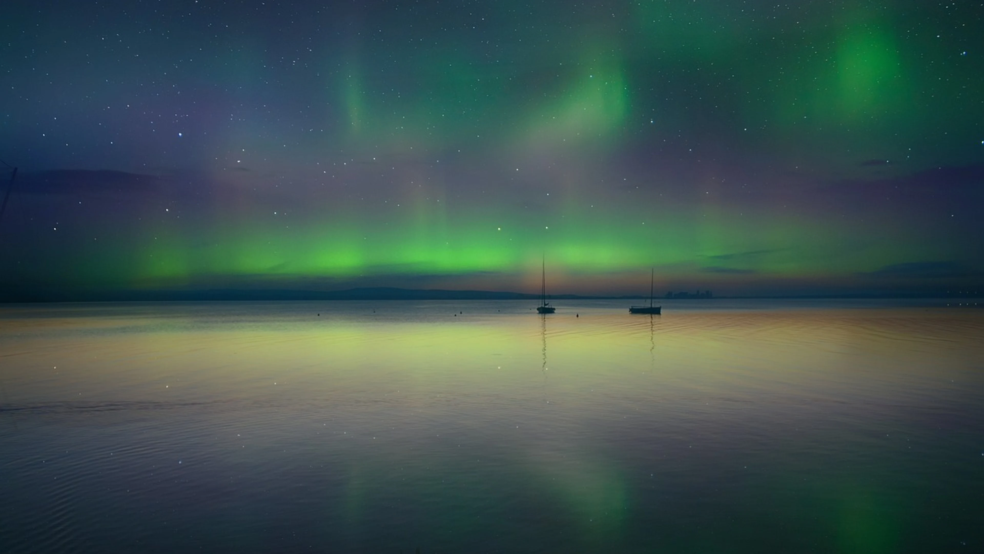 Landscape fantasy aurora borealis - free 4K Ultra HD fantasy wallpaper for desktop