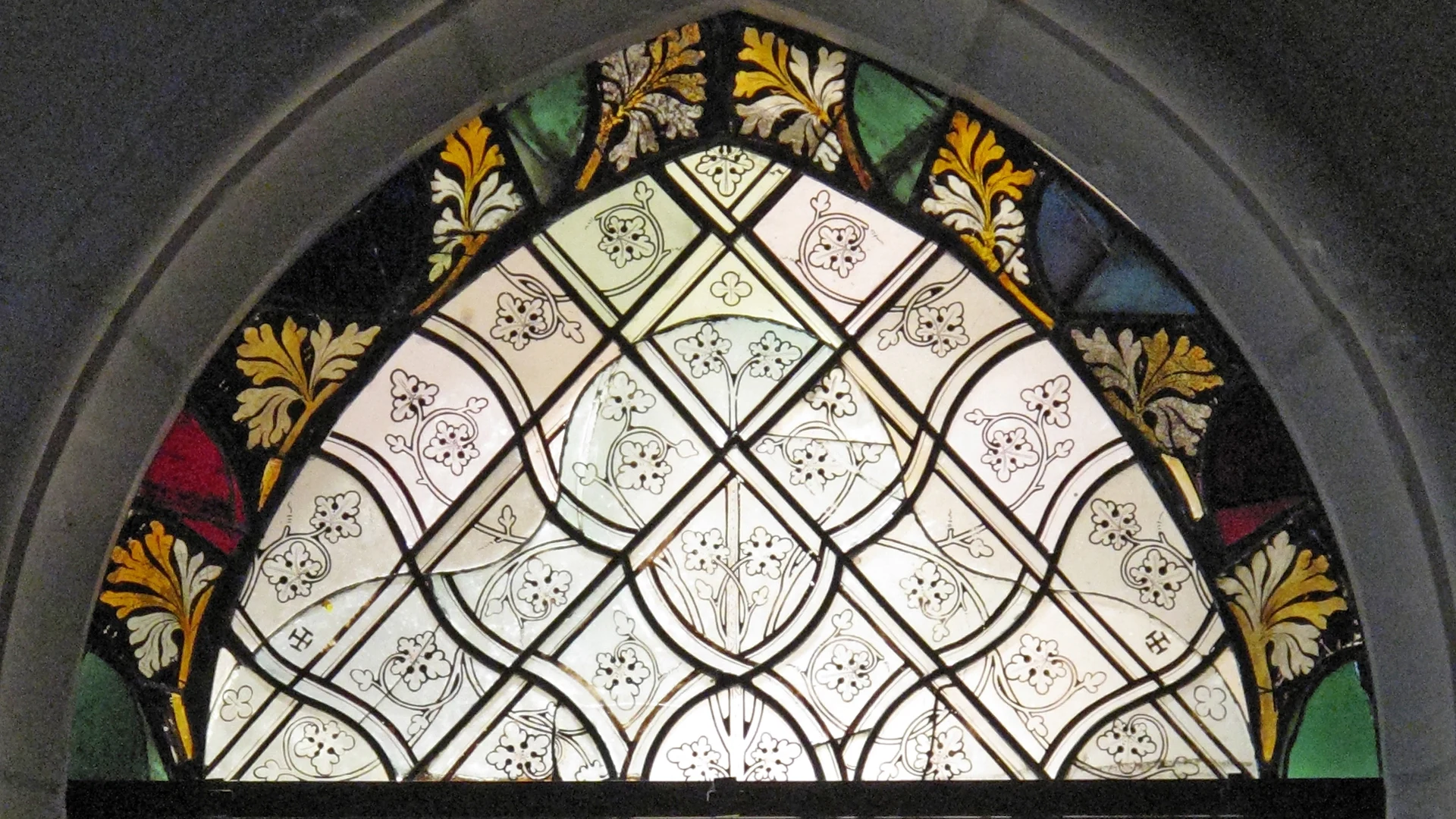 Grisaille Lancet Top with Foliate Pattern - free hd flowers wallpaper for desktop