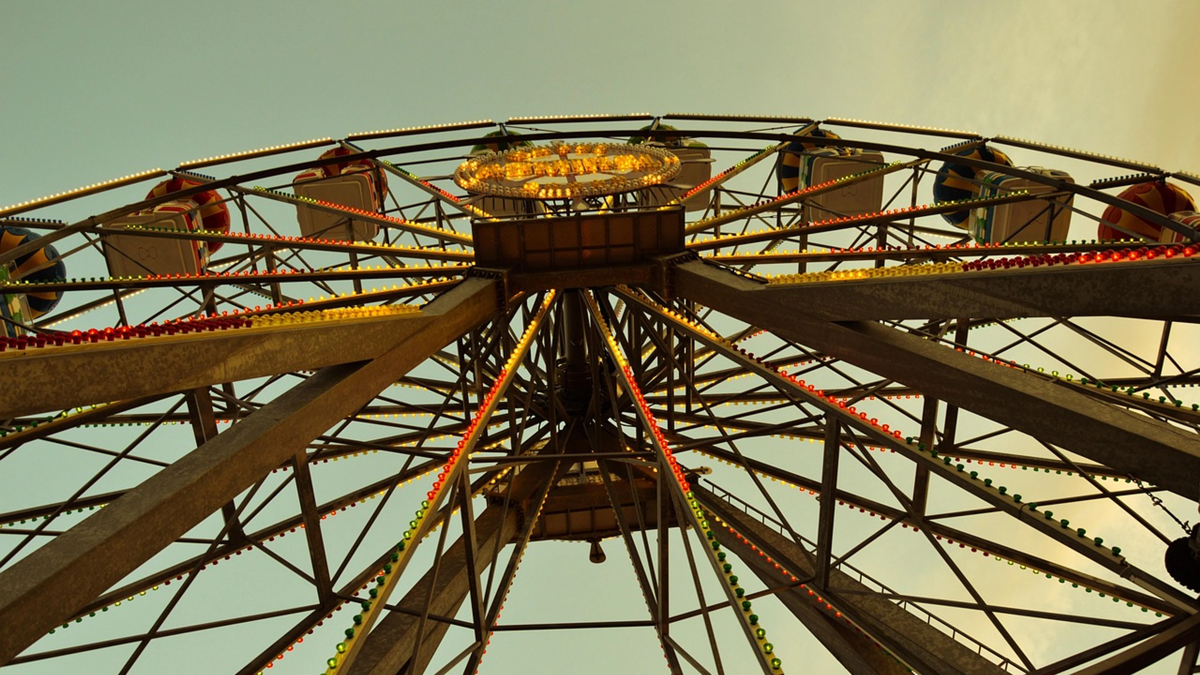 Amusement park retro wheel - free 4K Ultra HD gaming wallpaper for desktop