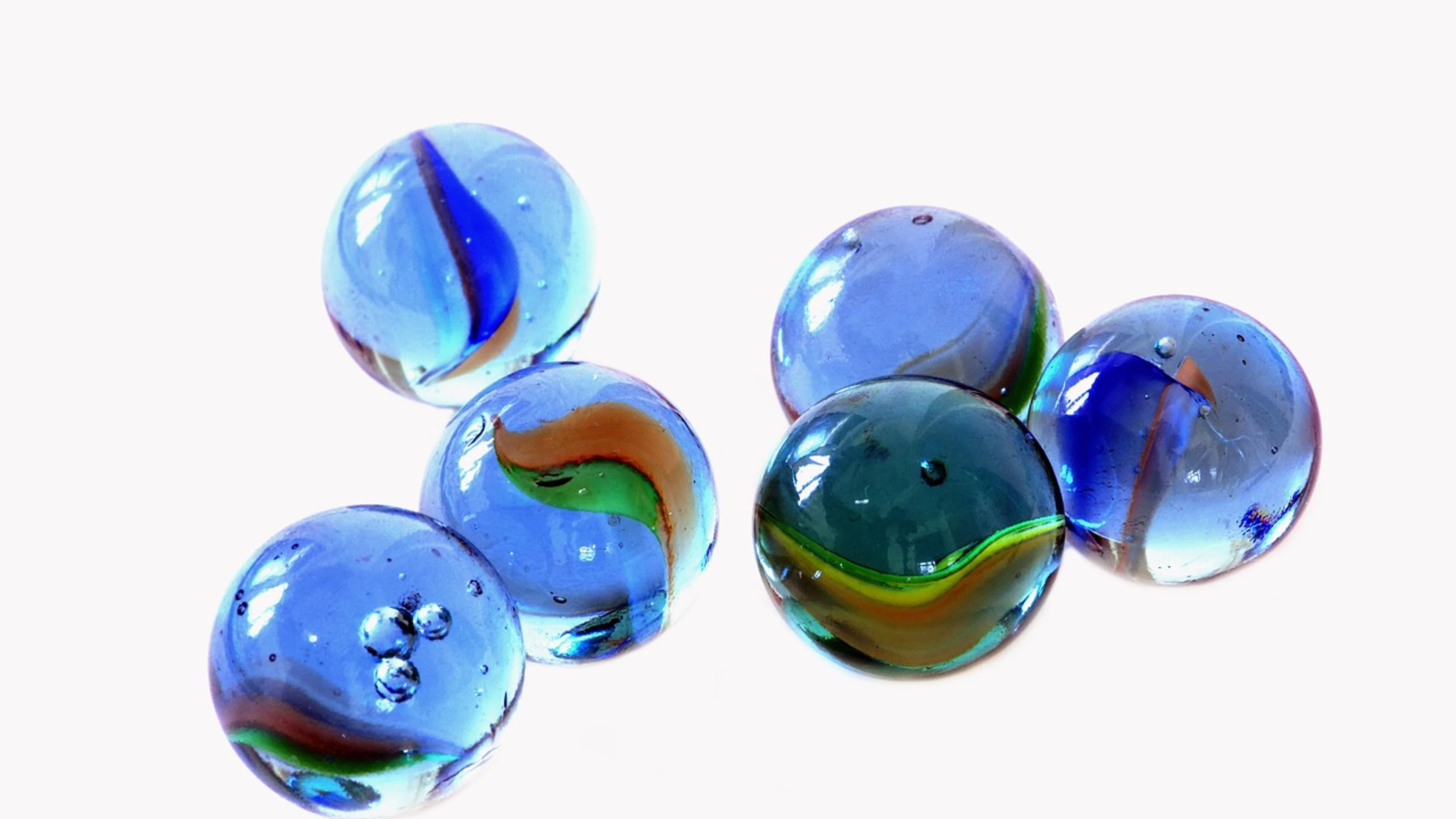 Blue glass marbles - free 4K Ultra HD gaming wallpaper for desktop