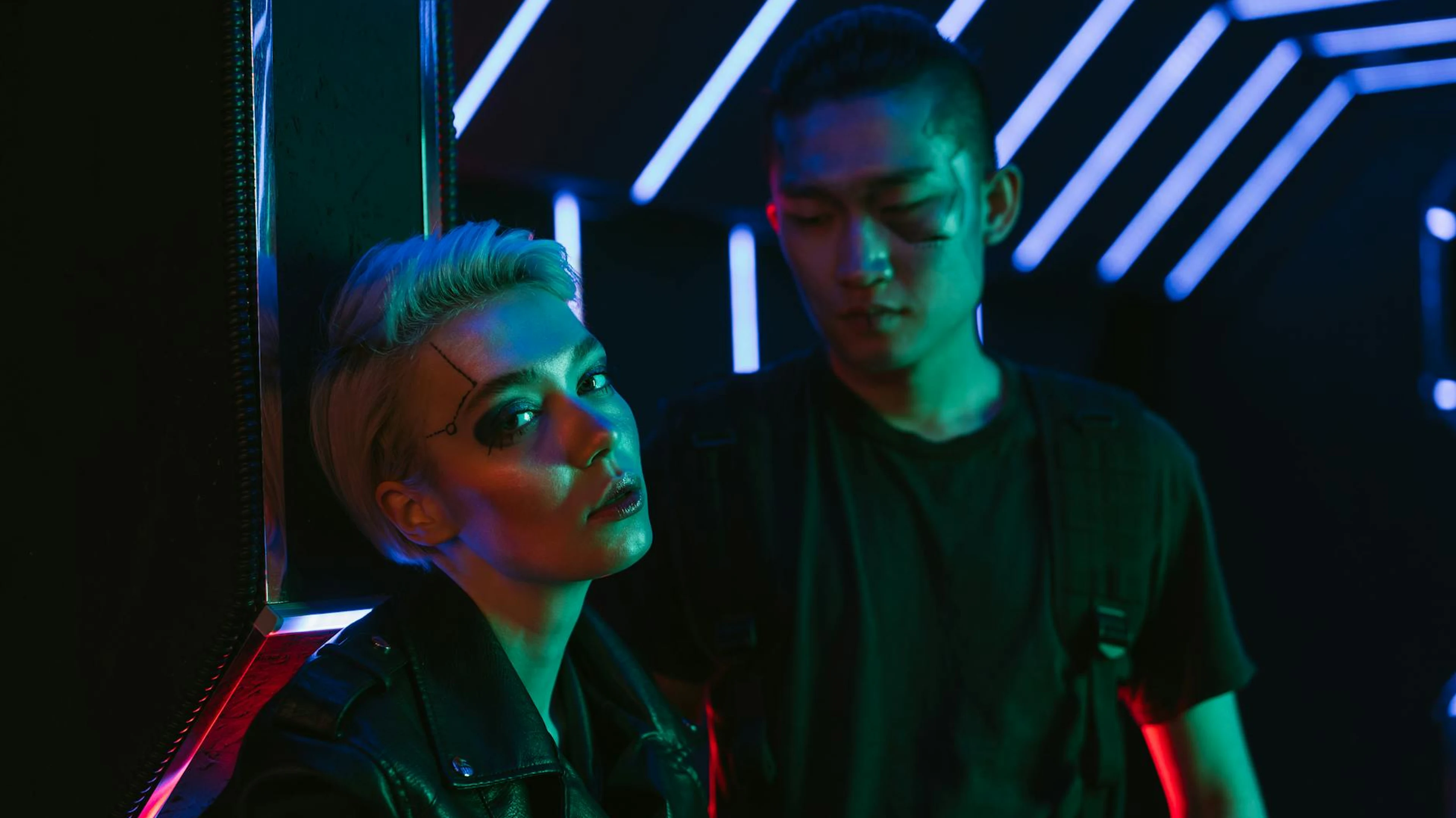 Futuristic cyberpunk scene with two people in neon lighting, embodying modern fa - free 4K Ultra HD gaming wallpaper for desktop