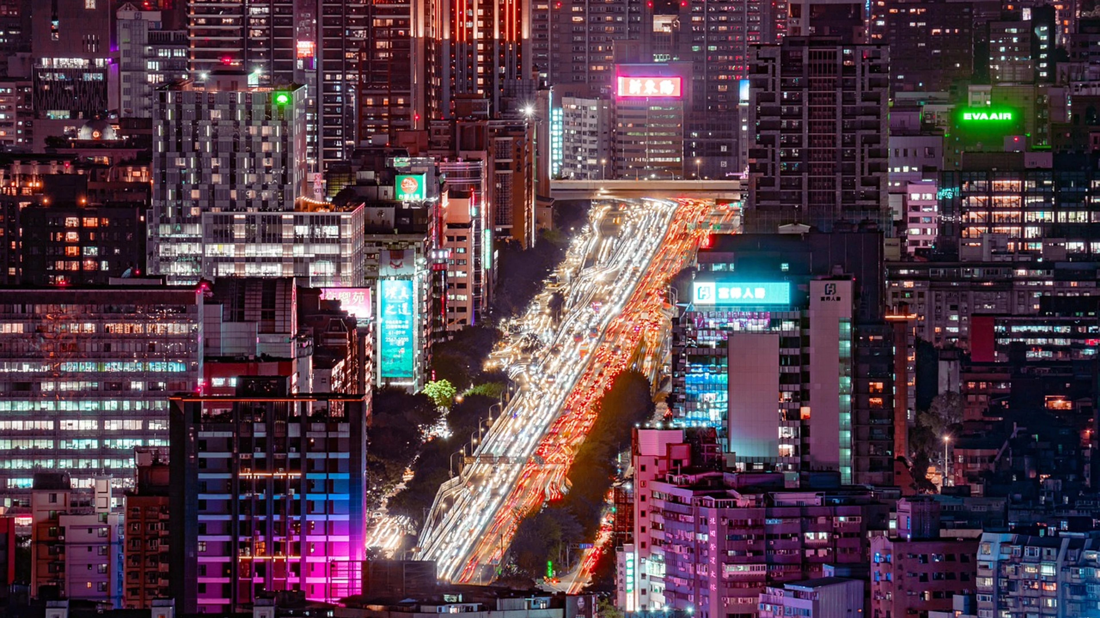 Skyscraper road traffic - free 4K Ultra HD gaming wallpaper for desktop