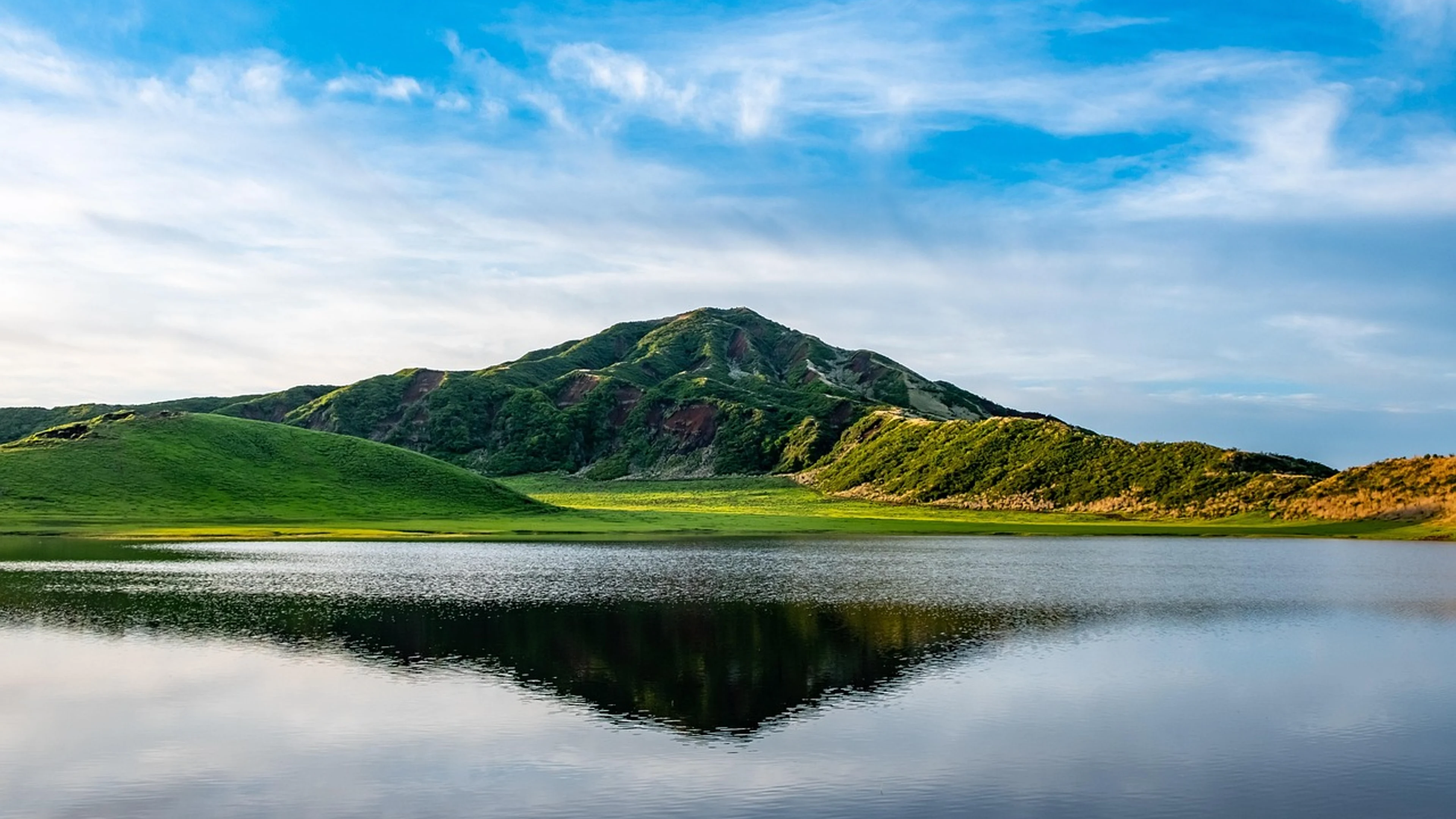 Caldera lake mountain - free 4K Ultra HD lake wallpaper for desktop