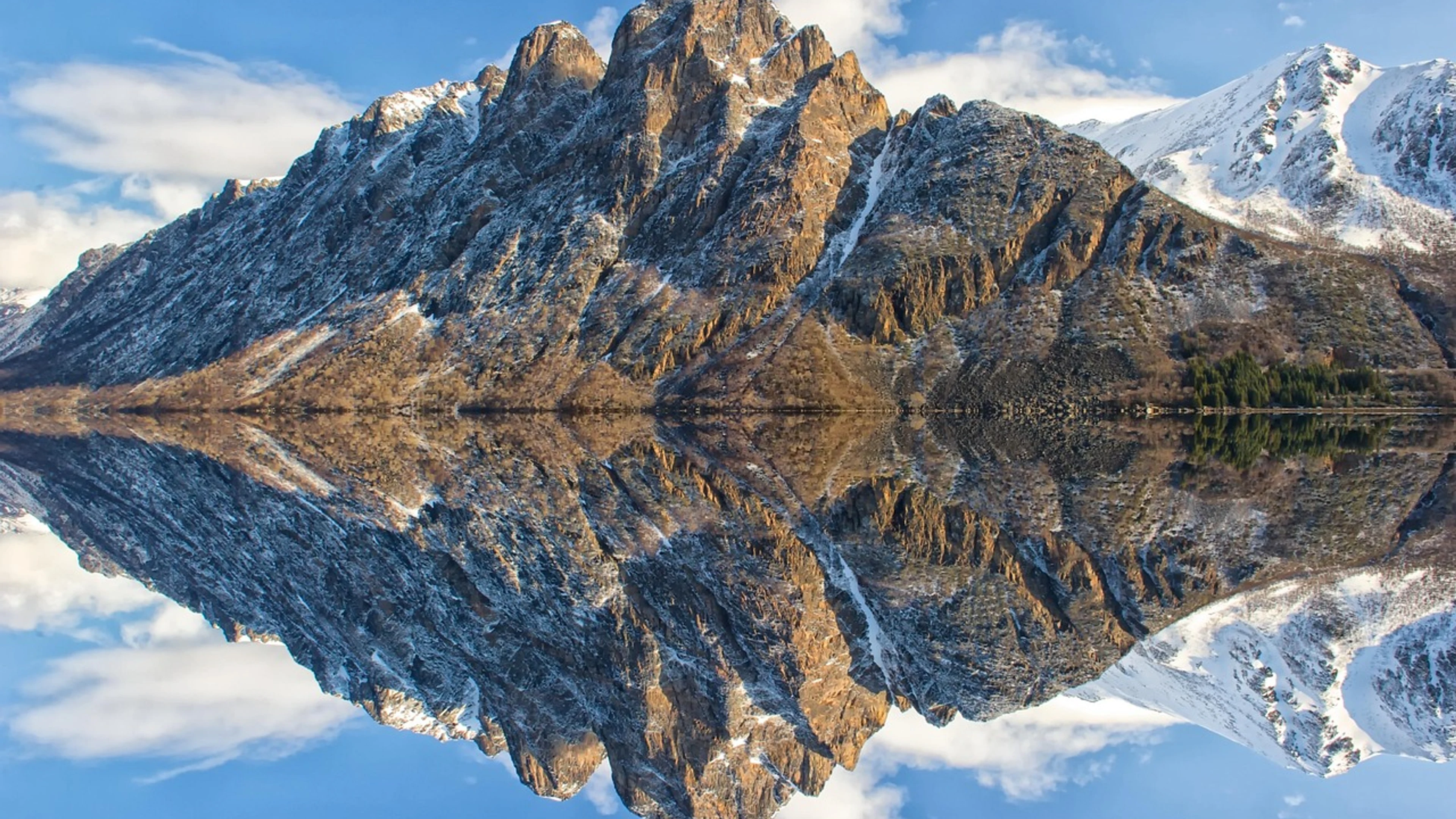 Mountains lake reflection - free 4K Ultra HD lake wallpaper for desktop