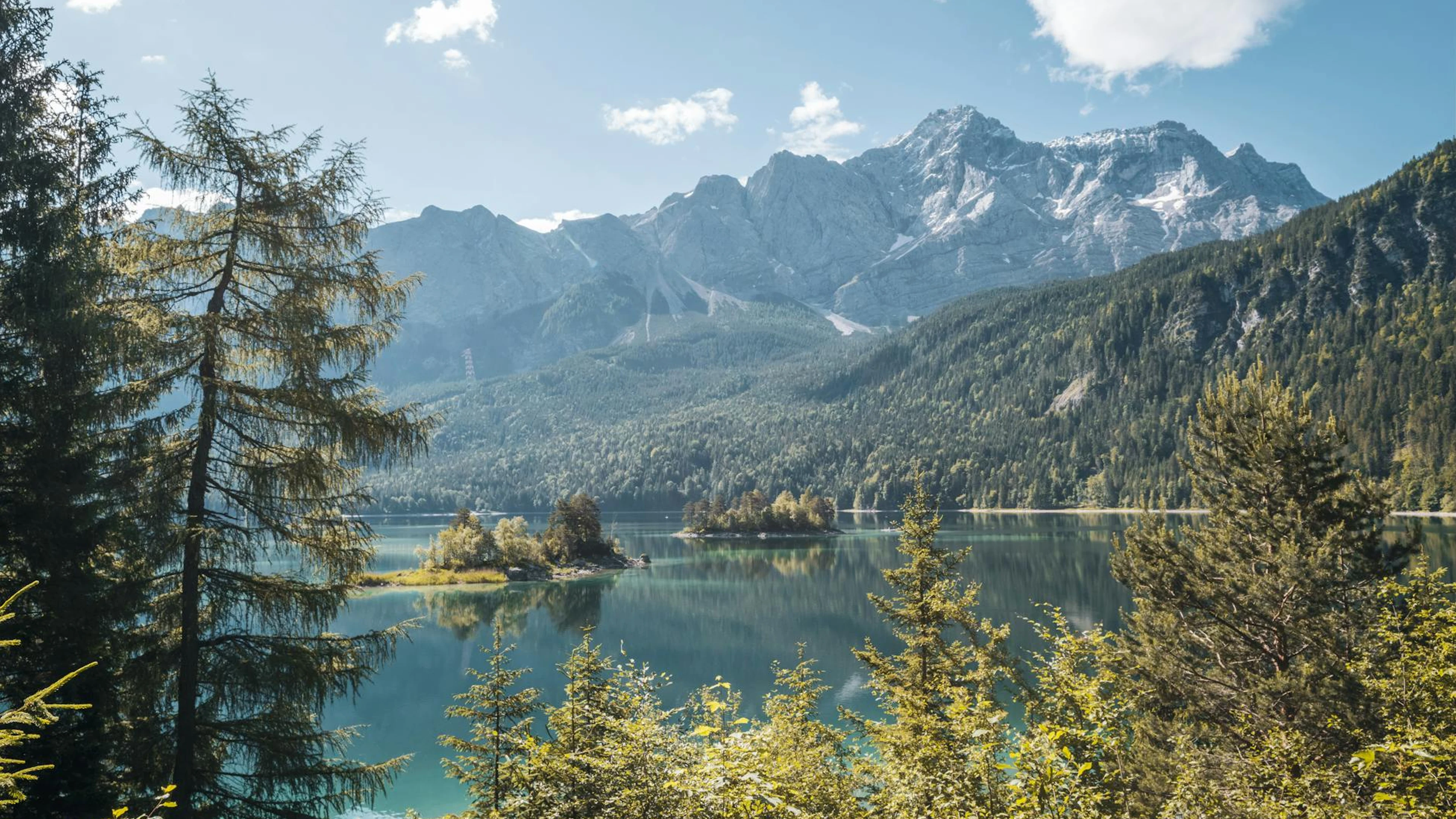 Stunning landscape of Lake Eibsee with the towering Zugspitze mountain in Bavari - free 4K Ultra HD lake wallpaper for desktop