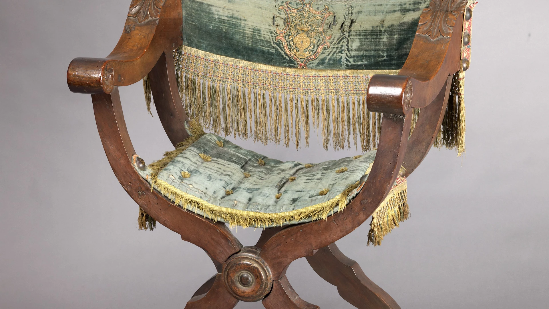 Hip-joint armchair (Dantesca type, associated with 1975.1.1970 a,b) - free hd macro wallpaper for desktop