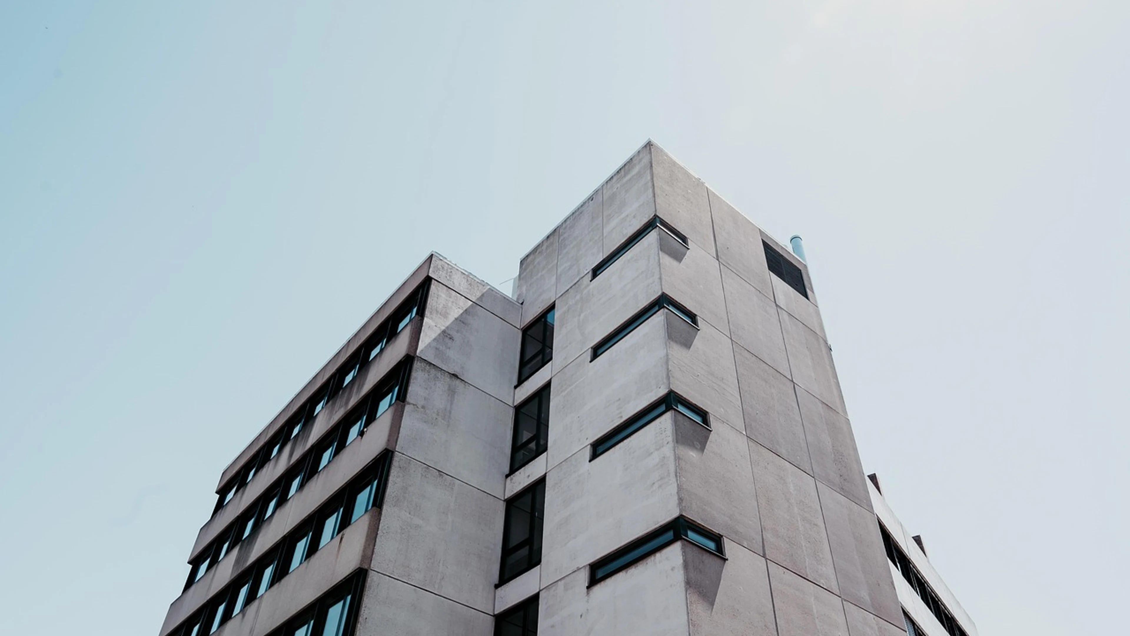Brutalism concrete building - free 4K Ultra HD minimal wallpaper for desktop