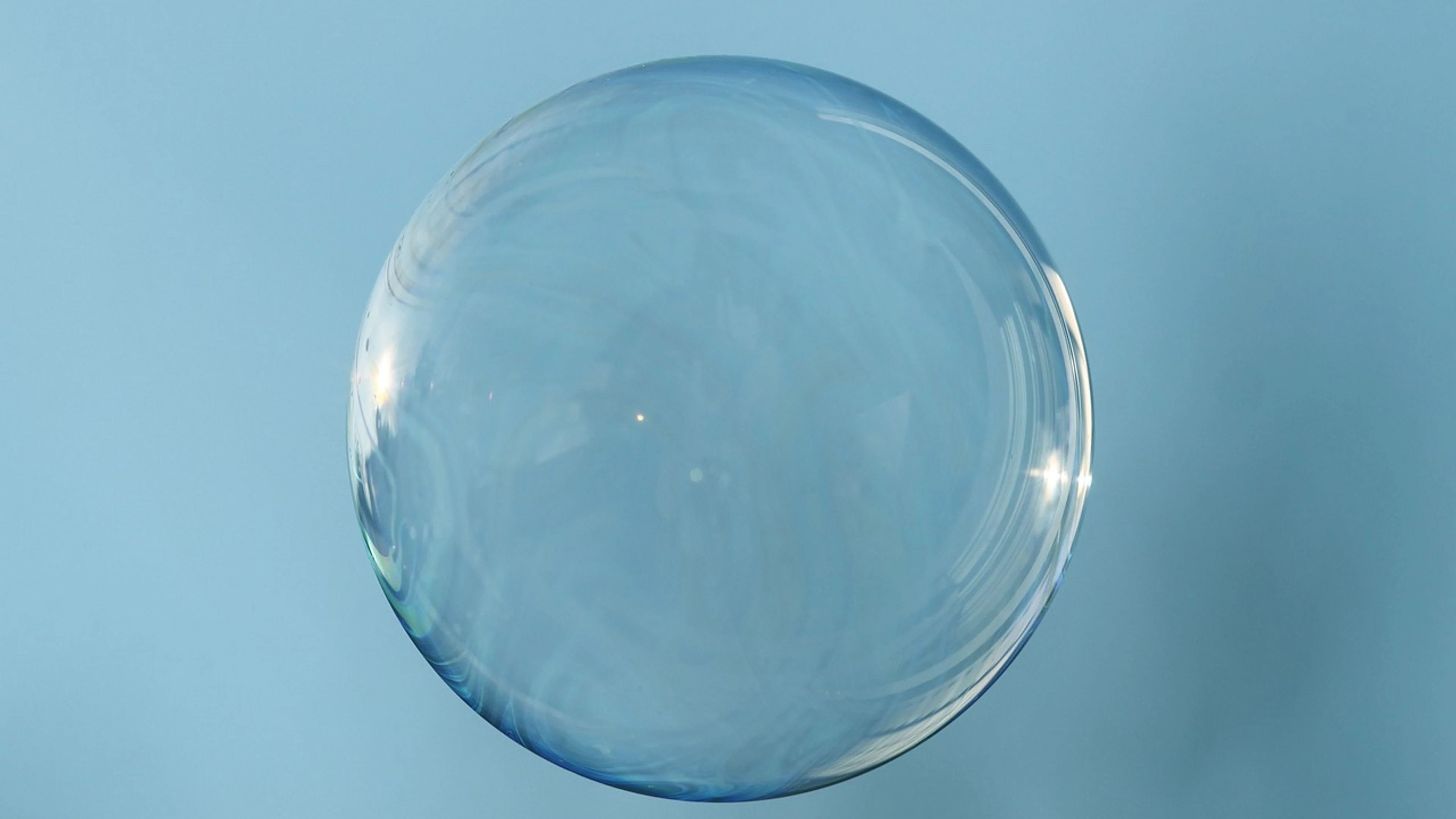 Bubble clear reflection - free 4K Ultra HD minimal wallpaper for desktop