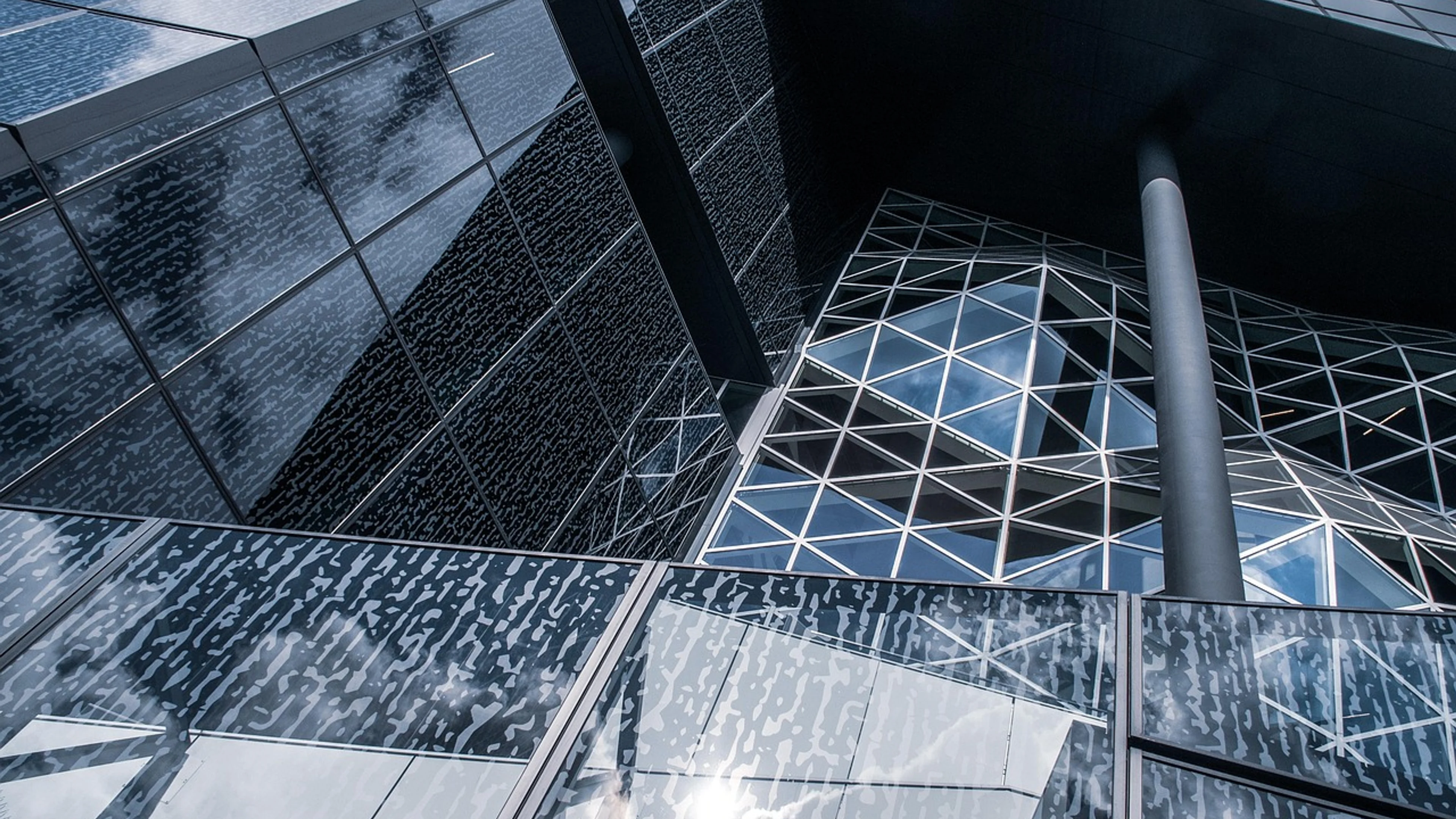 Building glass facade - free 4K Ultra HD minimal wallpaper for desktop