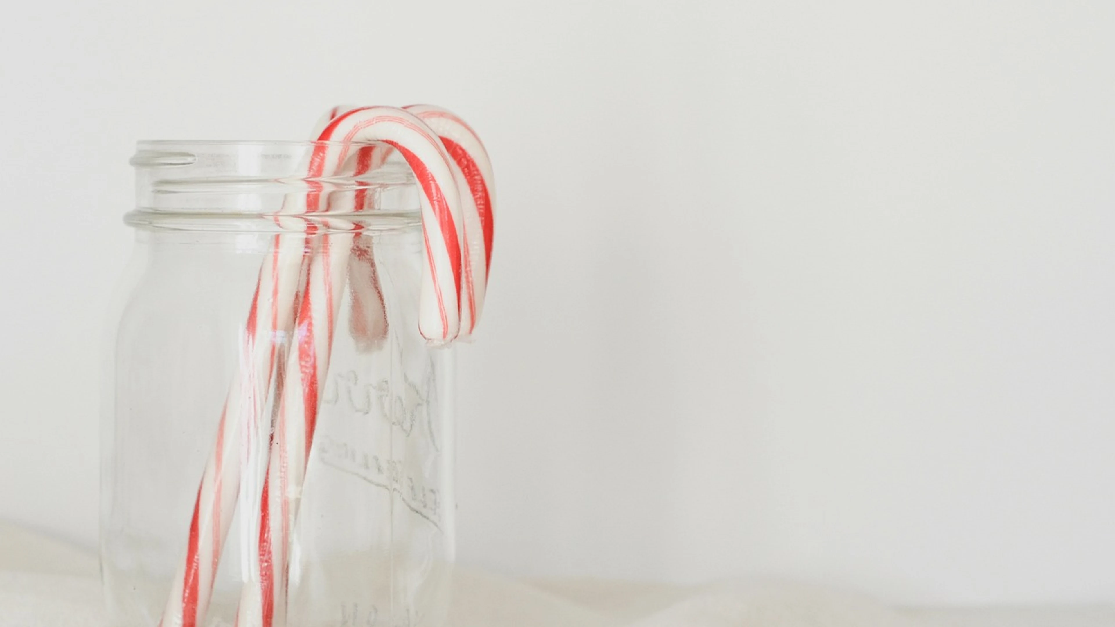 Candy canes simple red - free 4K Ultra HD minimal wallpaper for desktop