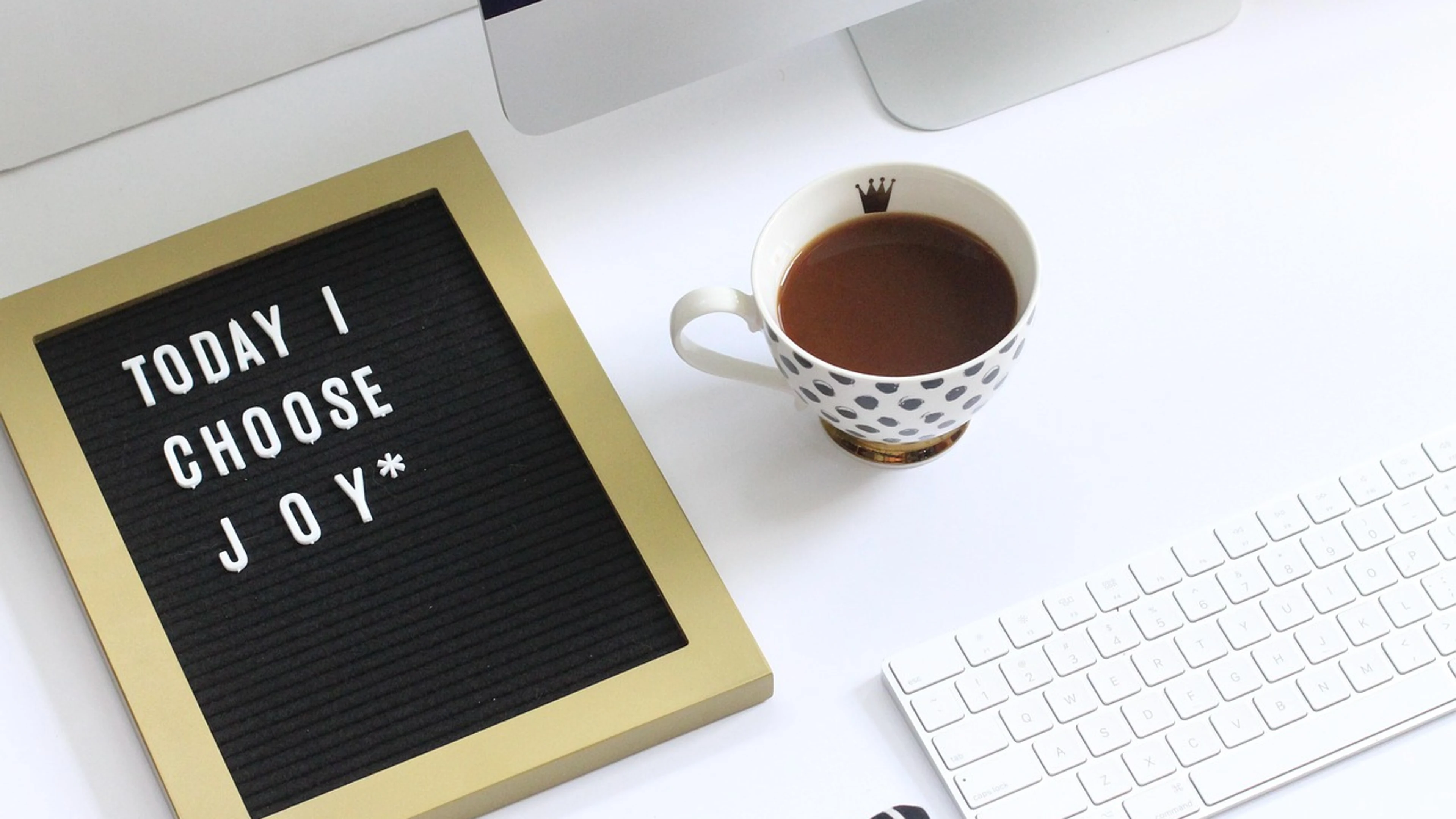 Flatlay mac imac - free 4K Ultra HD minimal wallpaper for desktop