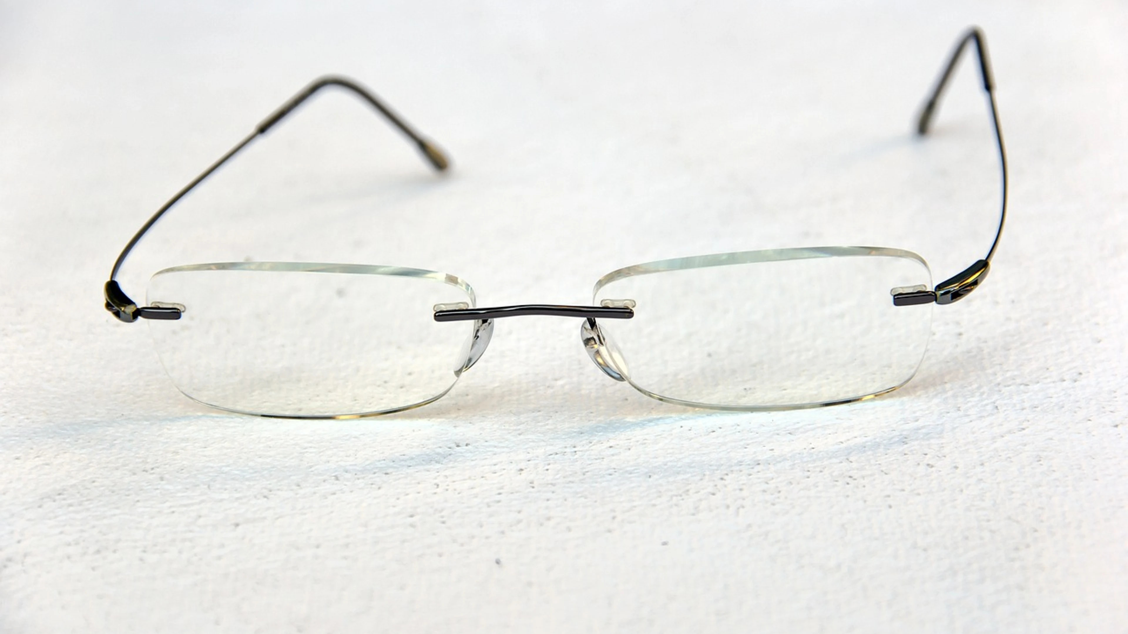 Glasses clean transparent - free 4K Ultra HD minimal wallpaper for desktop