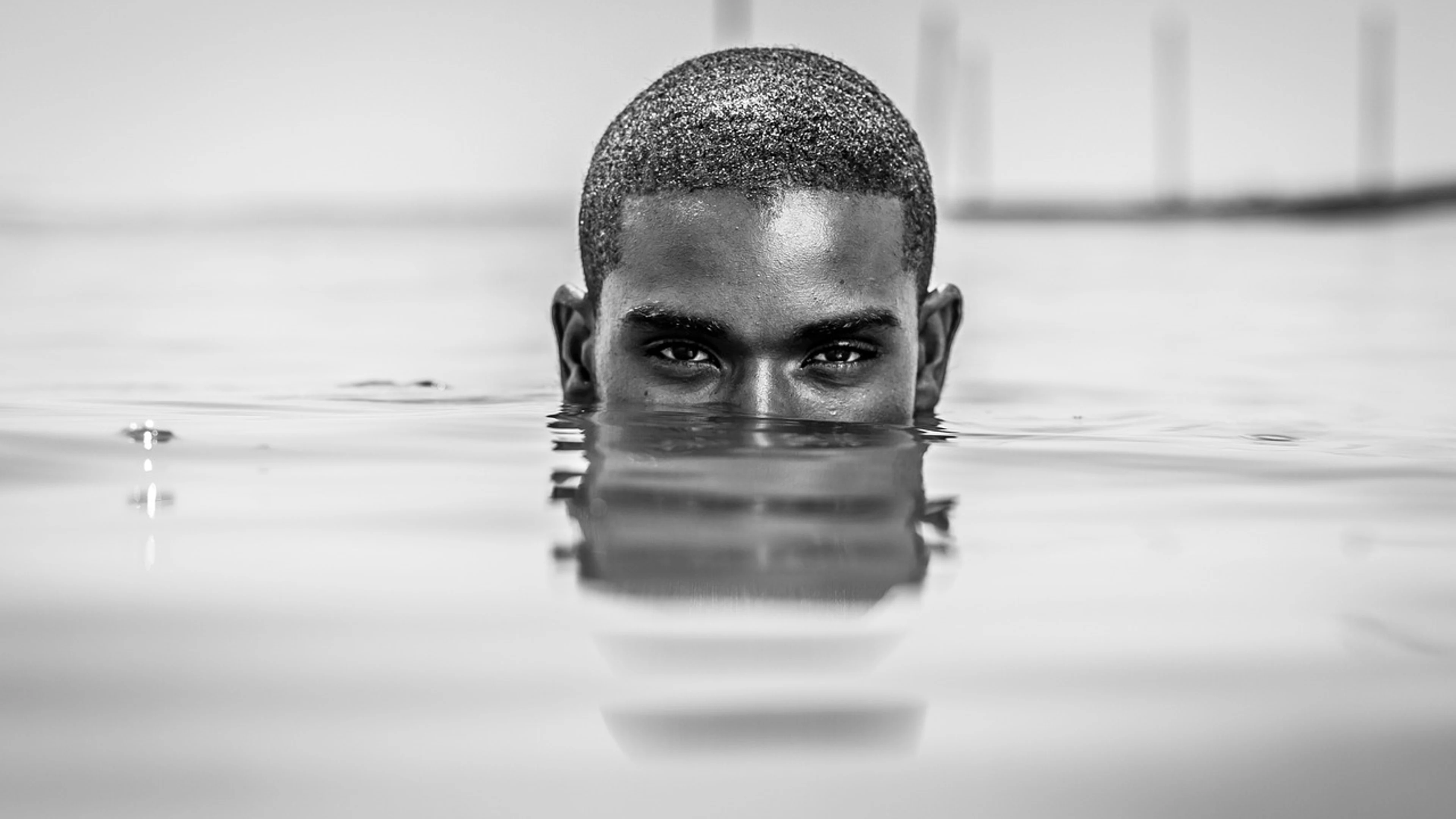 Head swimming man - free 4K Ultra HD minimal wallpaper for desktop