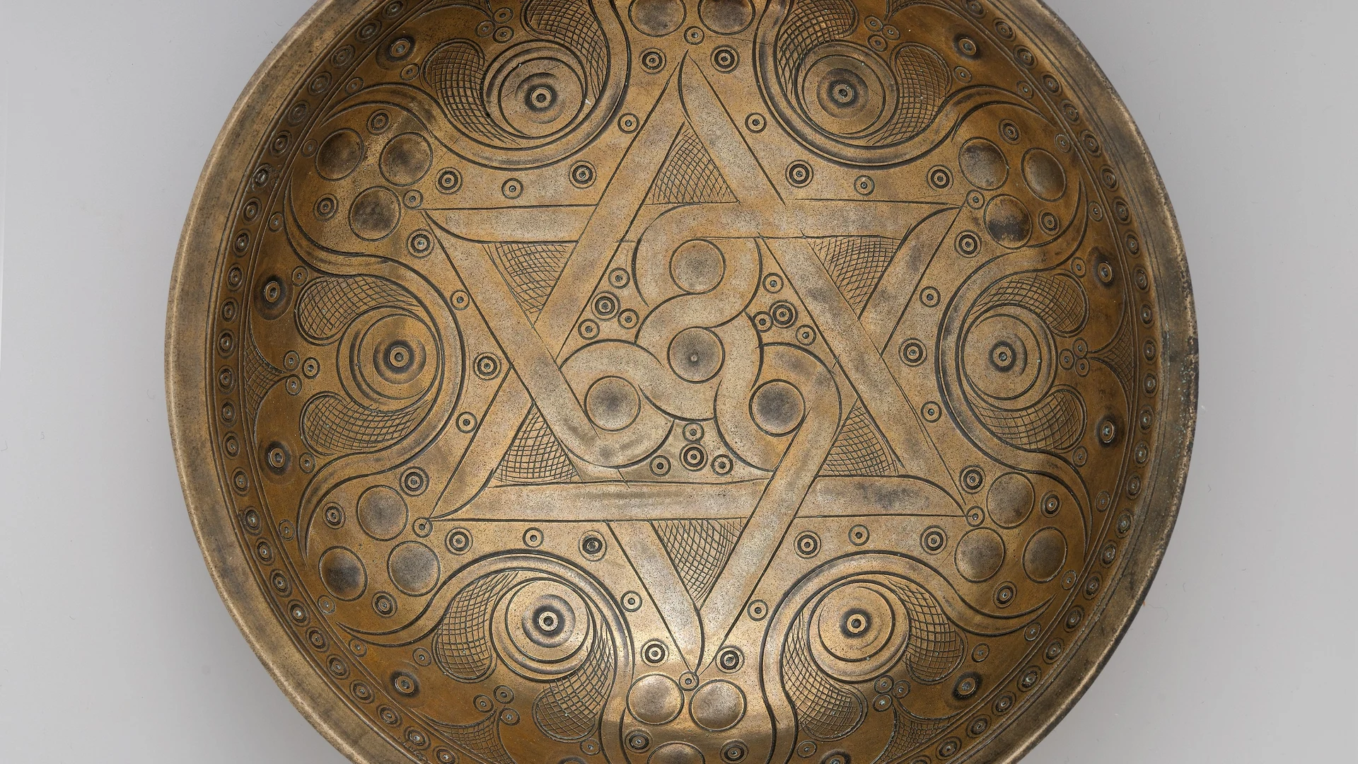 High-Tin Bronze Bowl - free hd minimal wallpaper for desktop