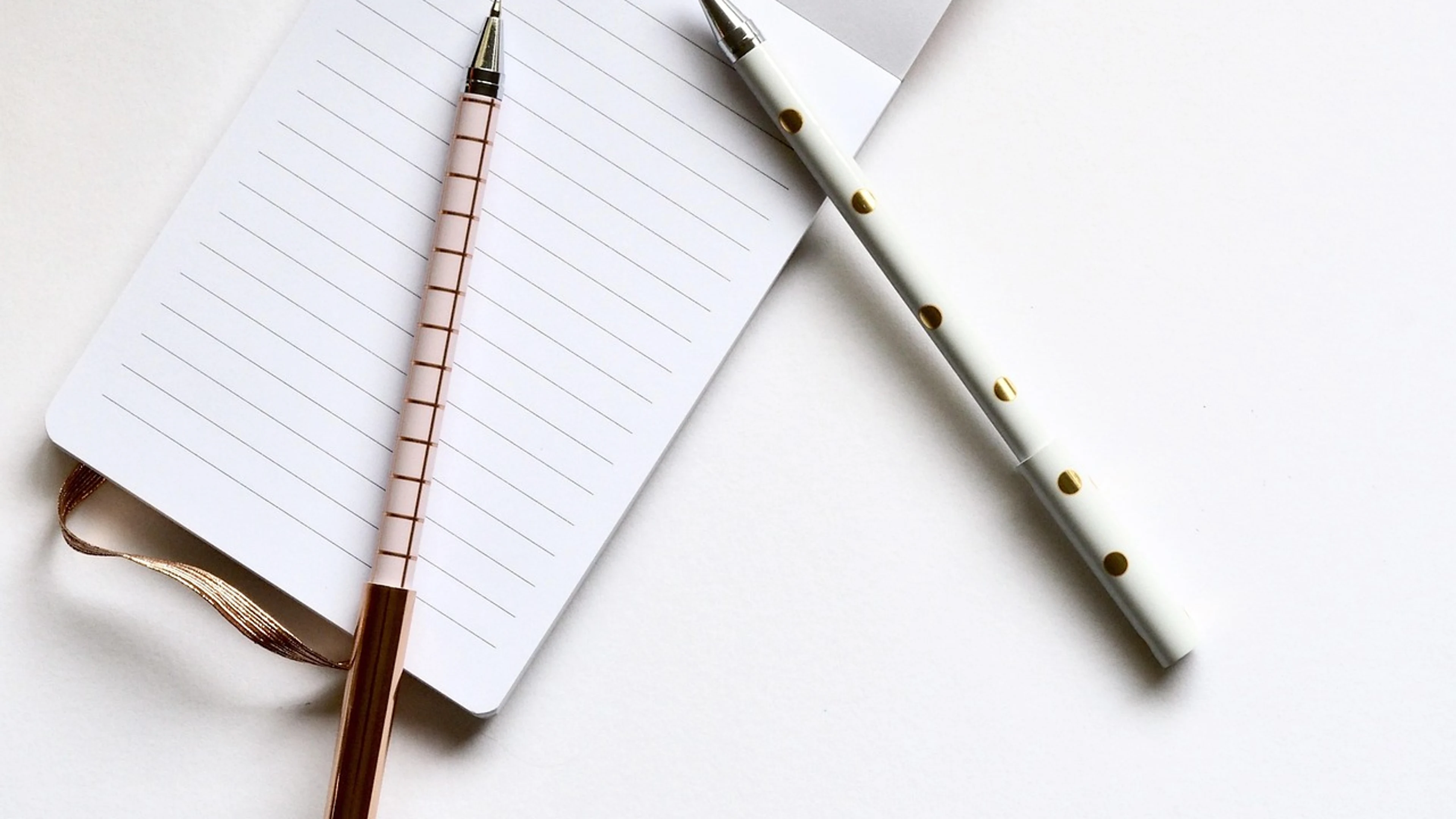 Paper document composition - free 4K Ultra HD minimal wallpaper for desktop