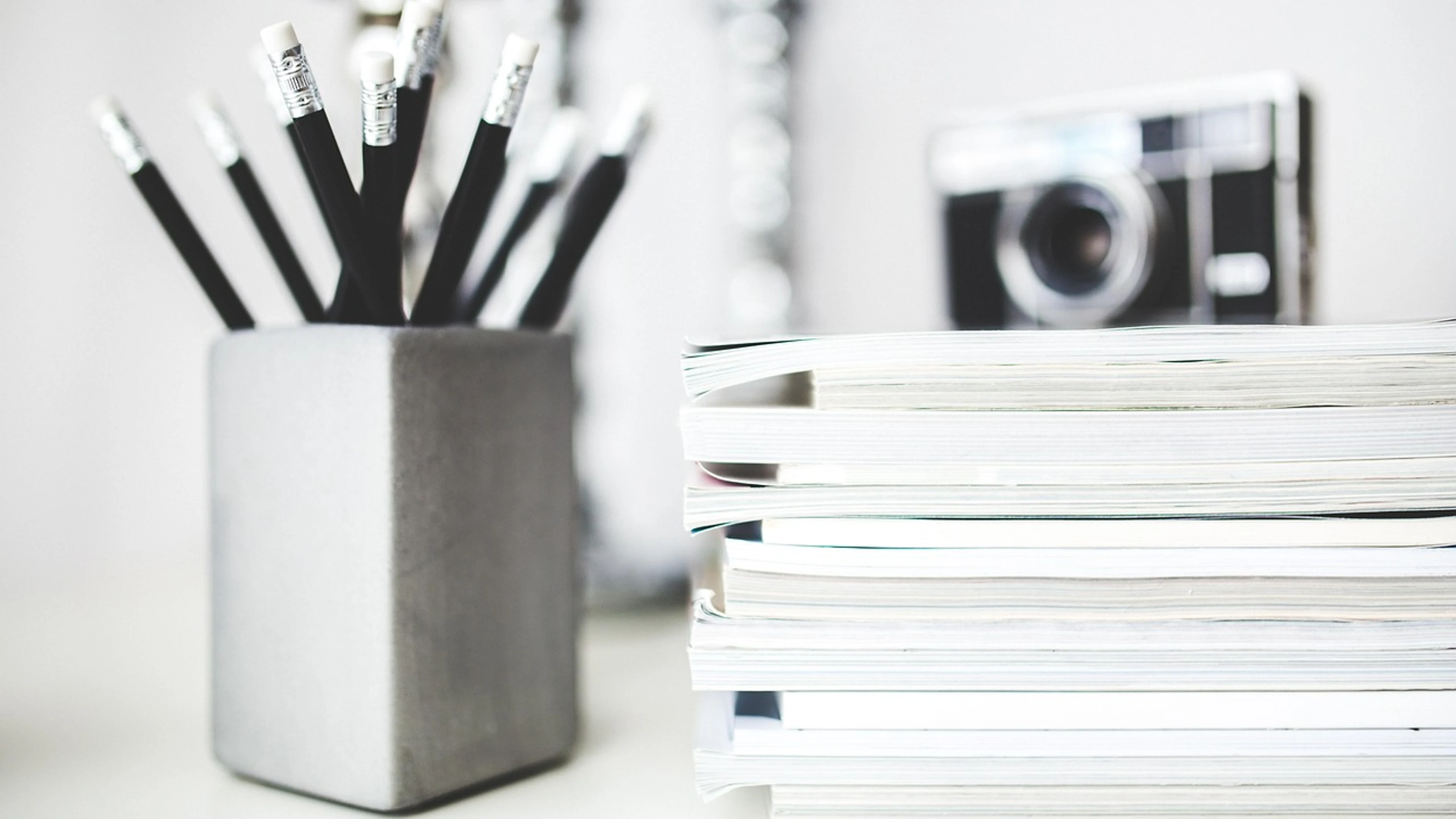 Pencils notebooks stack - free 4K Ultra HD minimal wallpaper for desktop