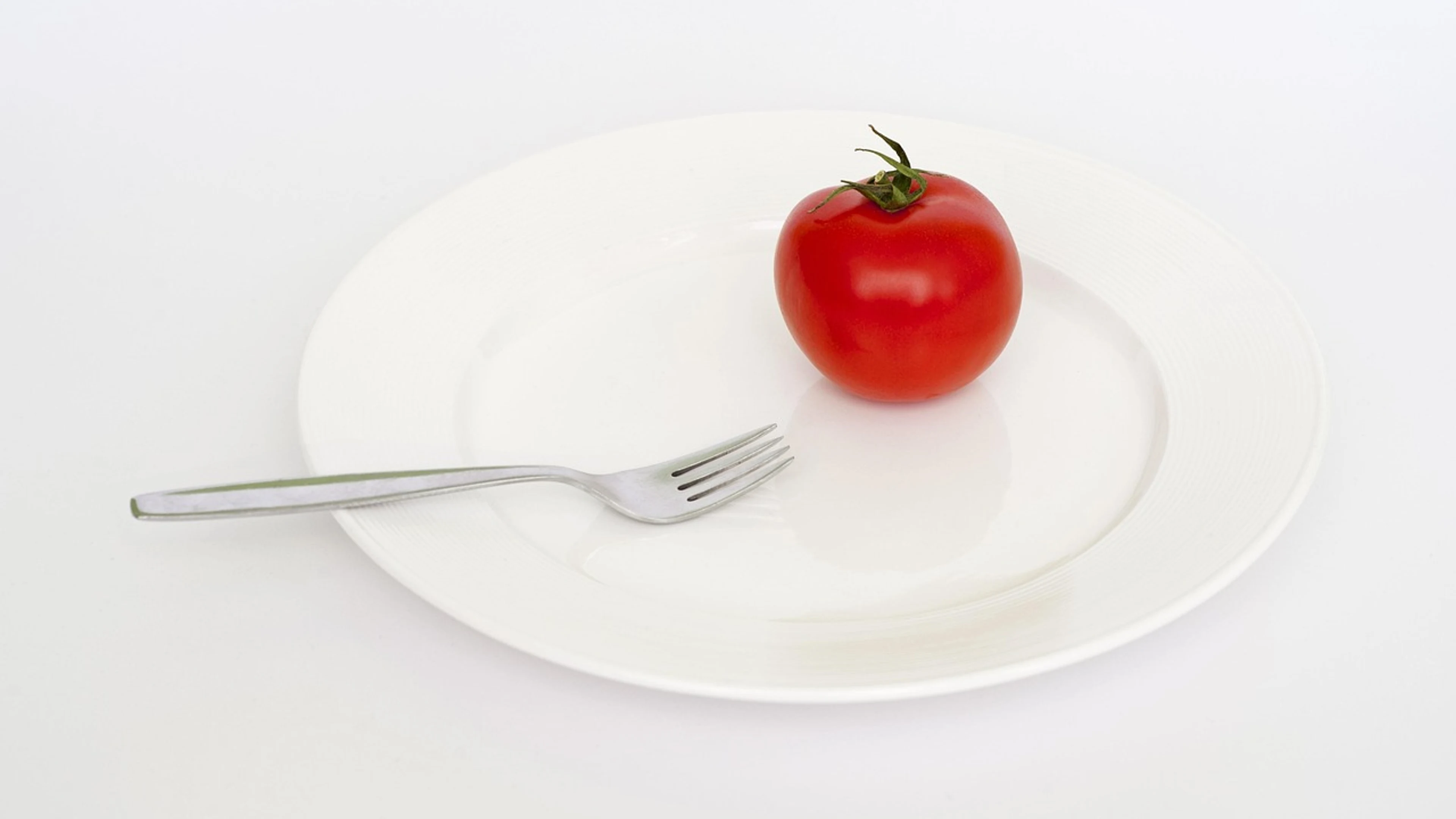 Plate tomato red - free 4K Ultra HD minimal wallpaper for desktop