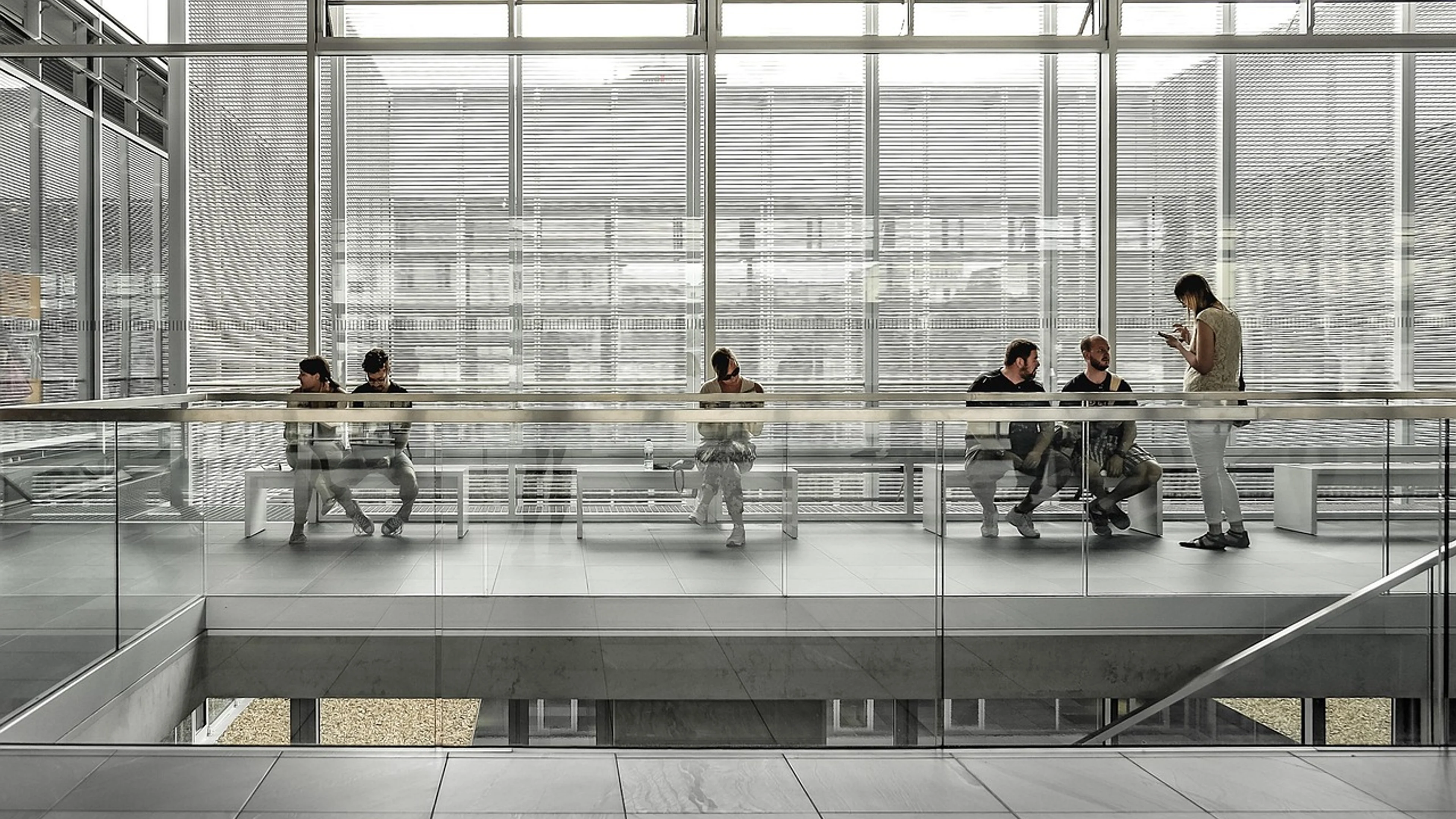 Sitting museum glass - free 4K Ultra HD minimal wallpaper for desktop