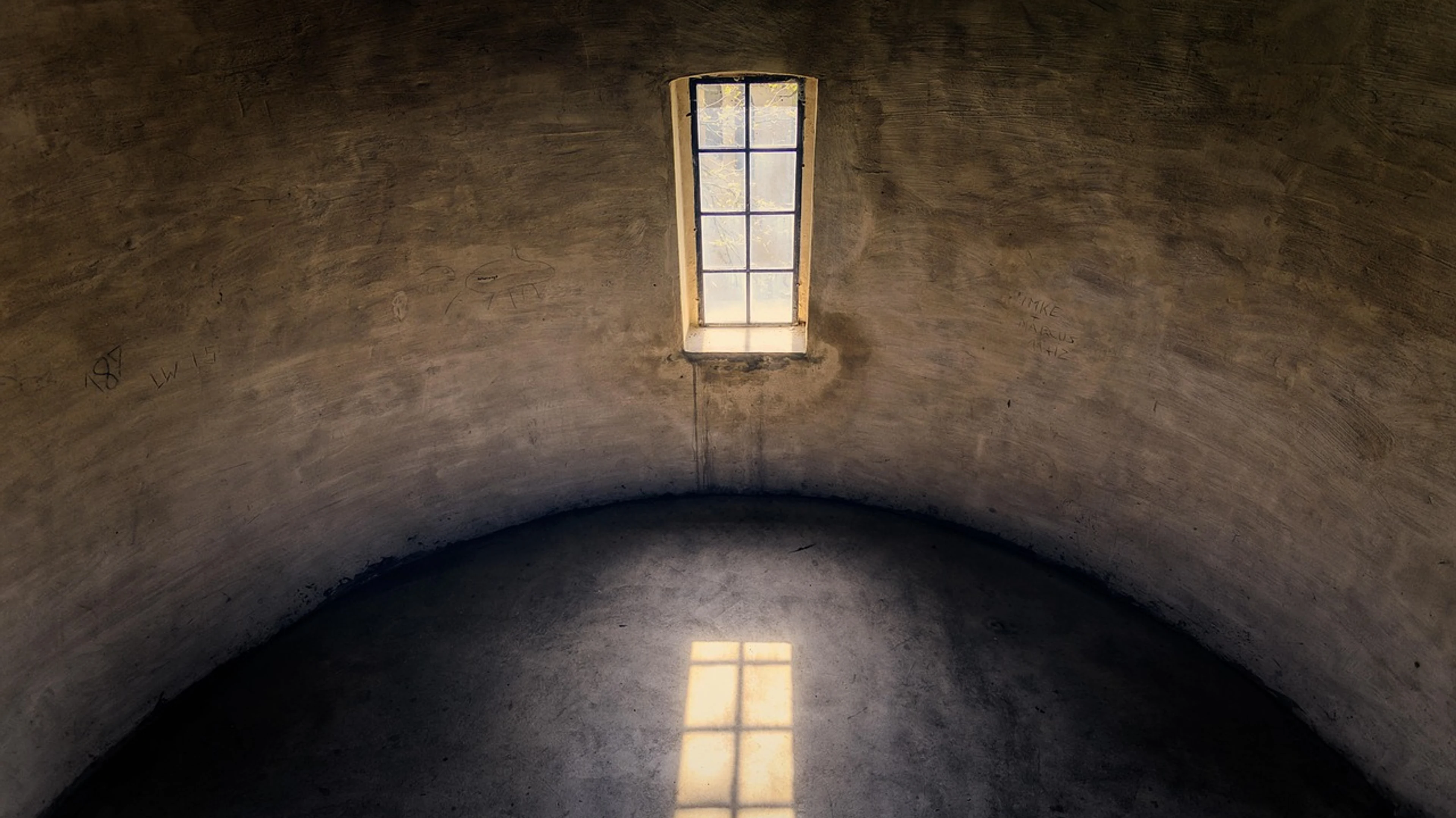 Space window tower - free 4K Ultra HD minimal wallpaper for desktop