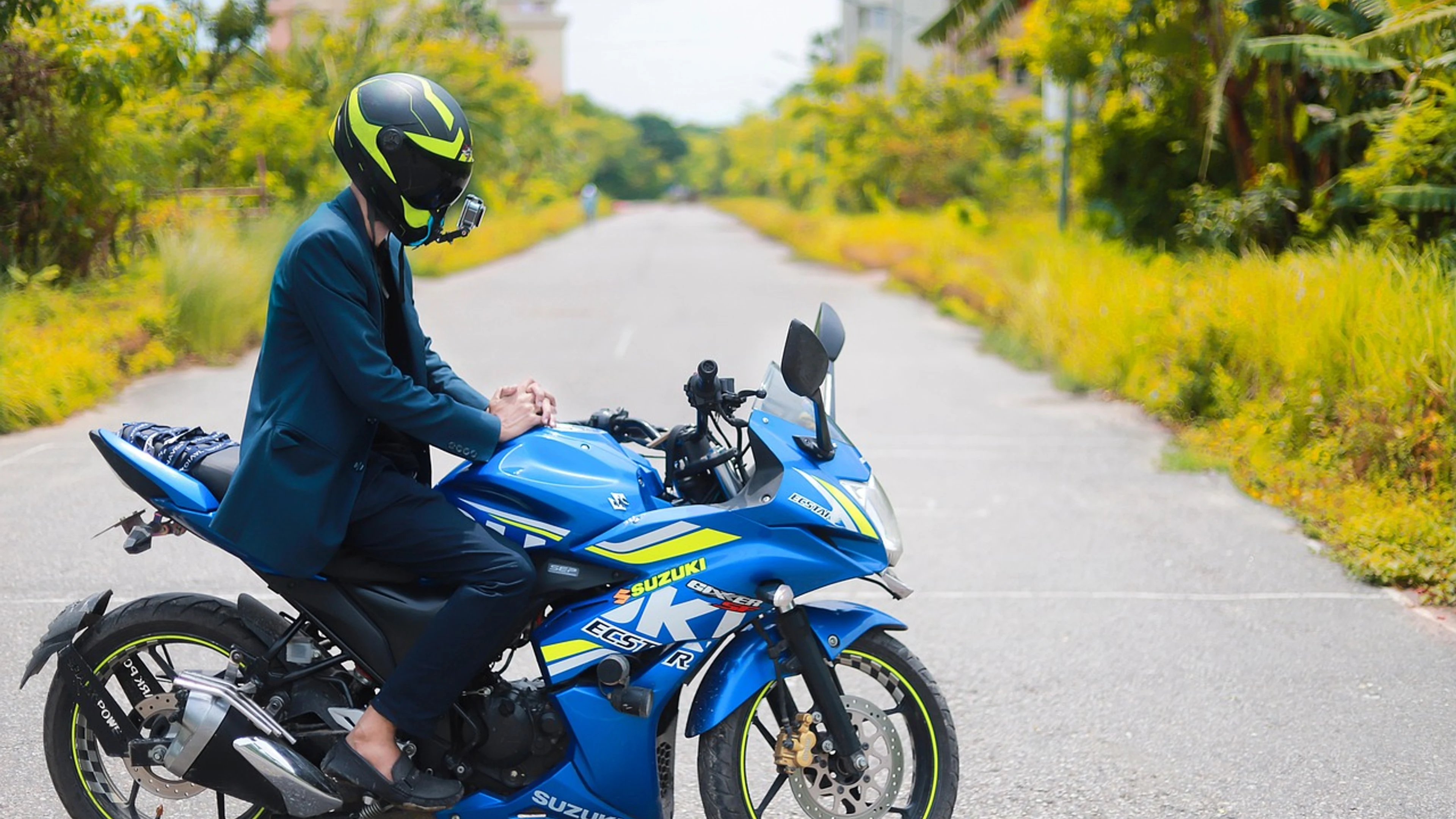 Biker motorbike suzuki gixxer sf - free 4K Ultra HD motorcycle wallpaper for desktop