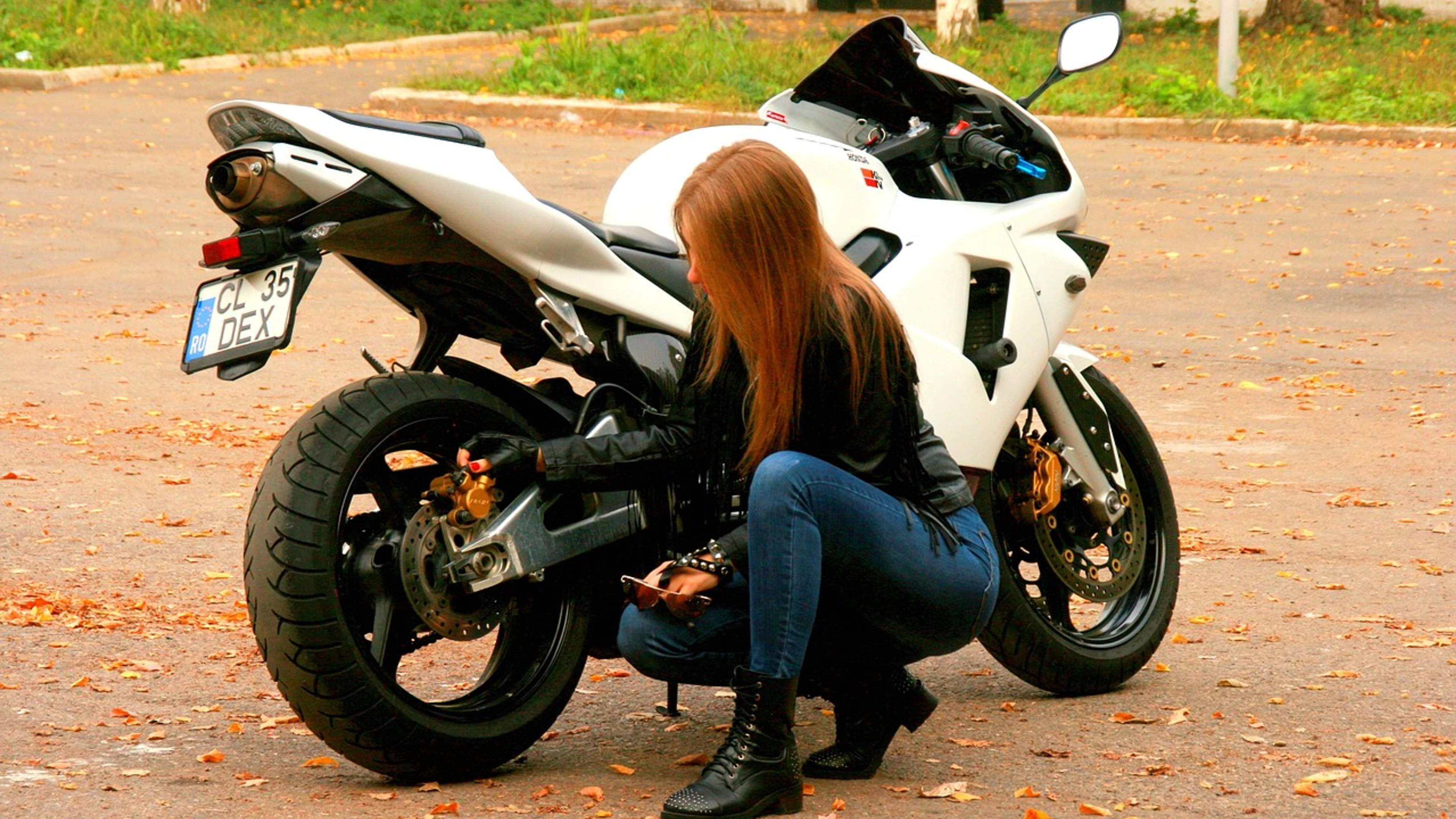 Face motorcycle leather jacket - free 4K Ultra HD motorcycle wallpaper for desktop