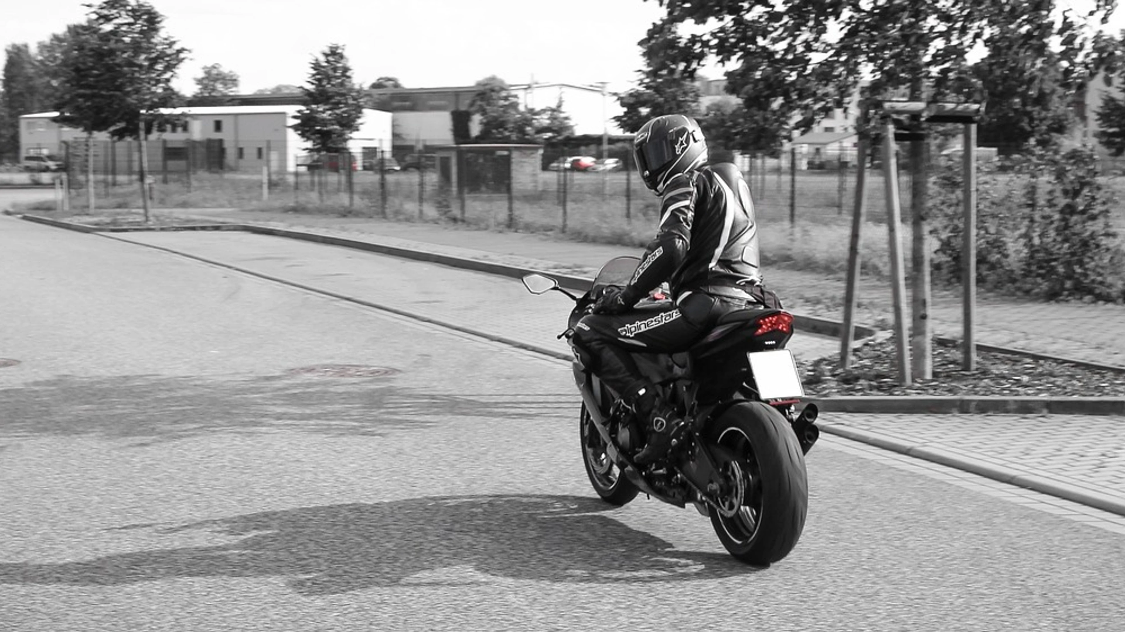 Motorcycle biker enjoyment of life - free 4K Ultra HD motorcycle wallpaper for desktop