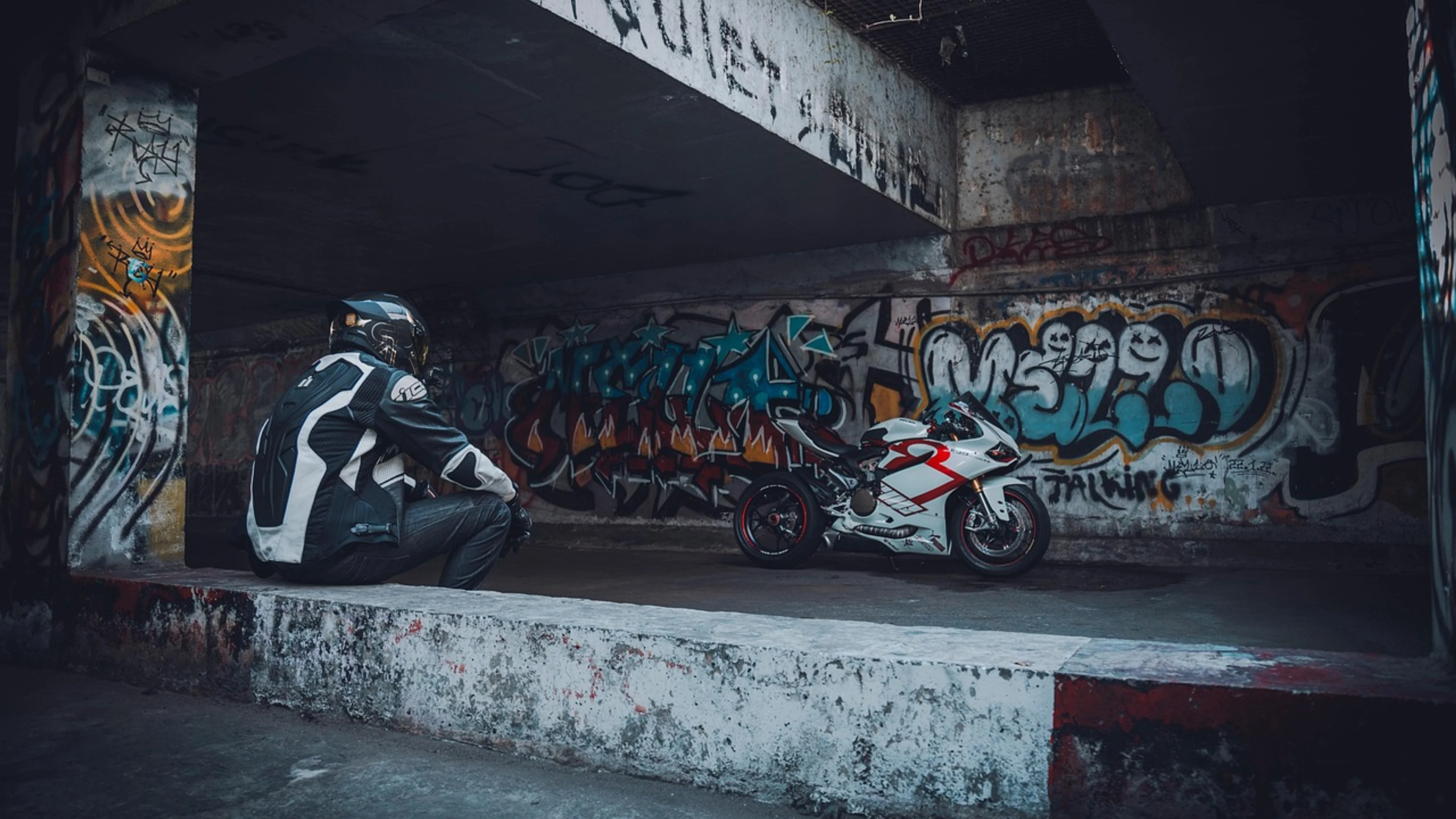 People man lonely - free 4K Ultra HD motorcycle wallpaper for desktop