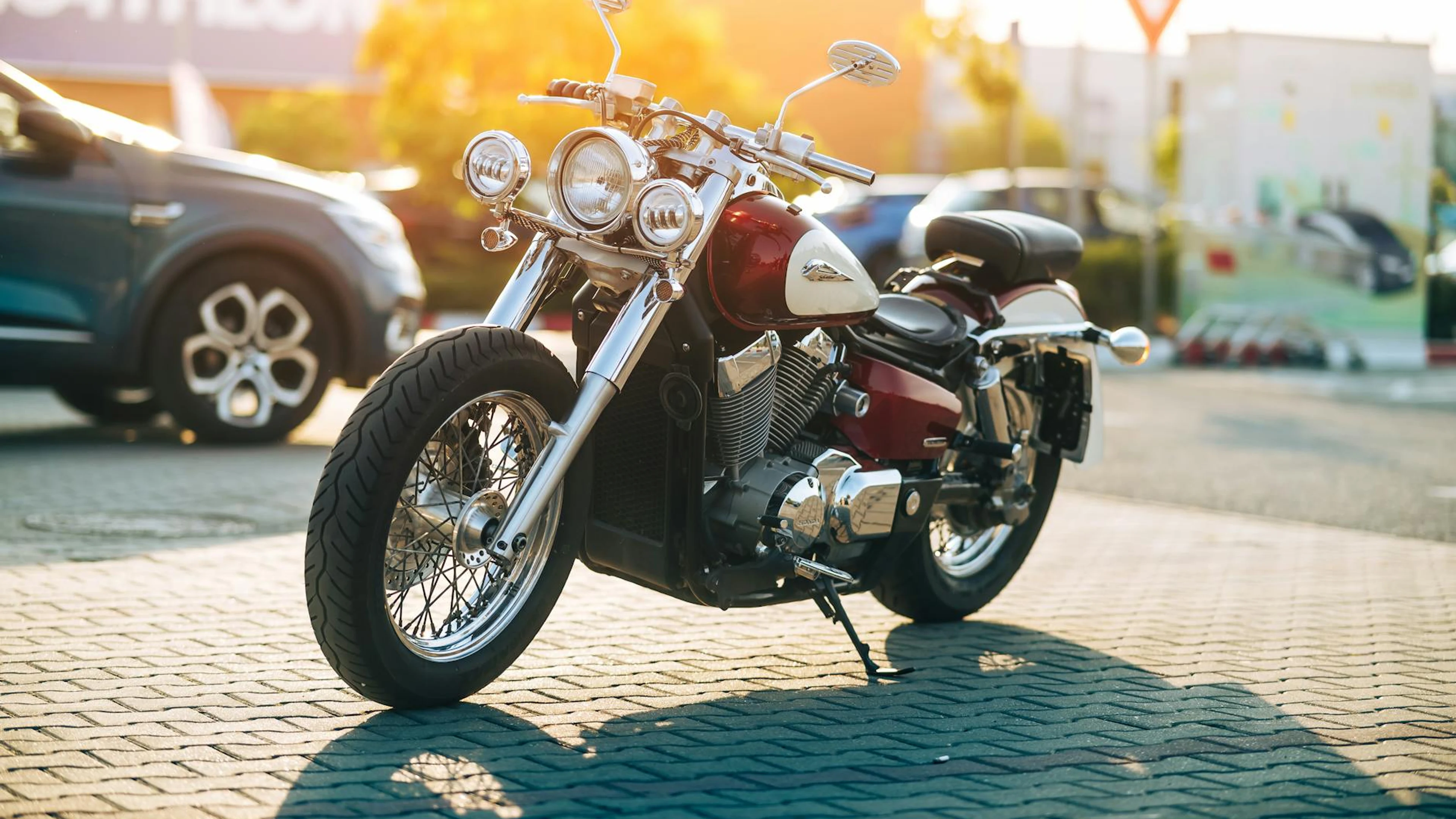 Vintage motorcycle parked in urban setting during sunset, showcasing classic aes - free 4K Ultra HD motorcycle wallpaper for desktop