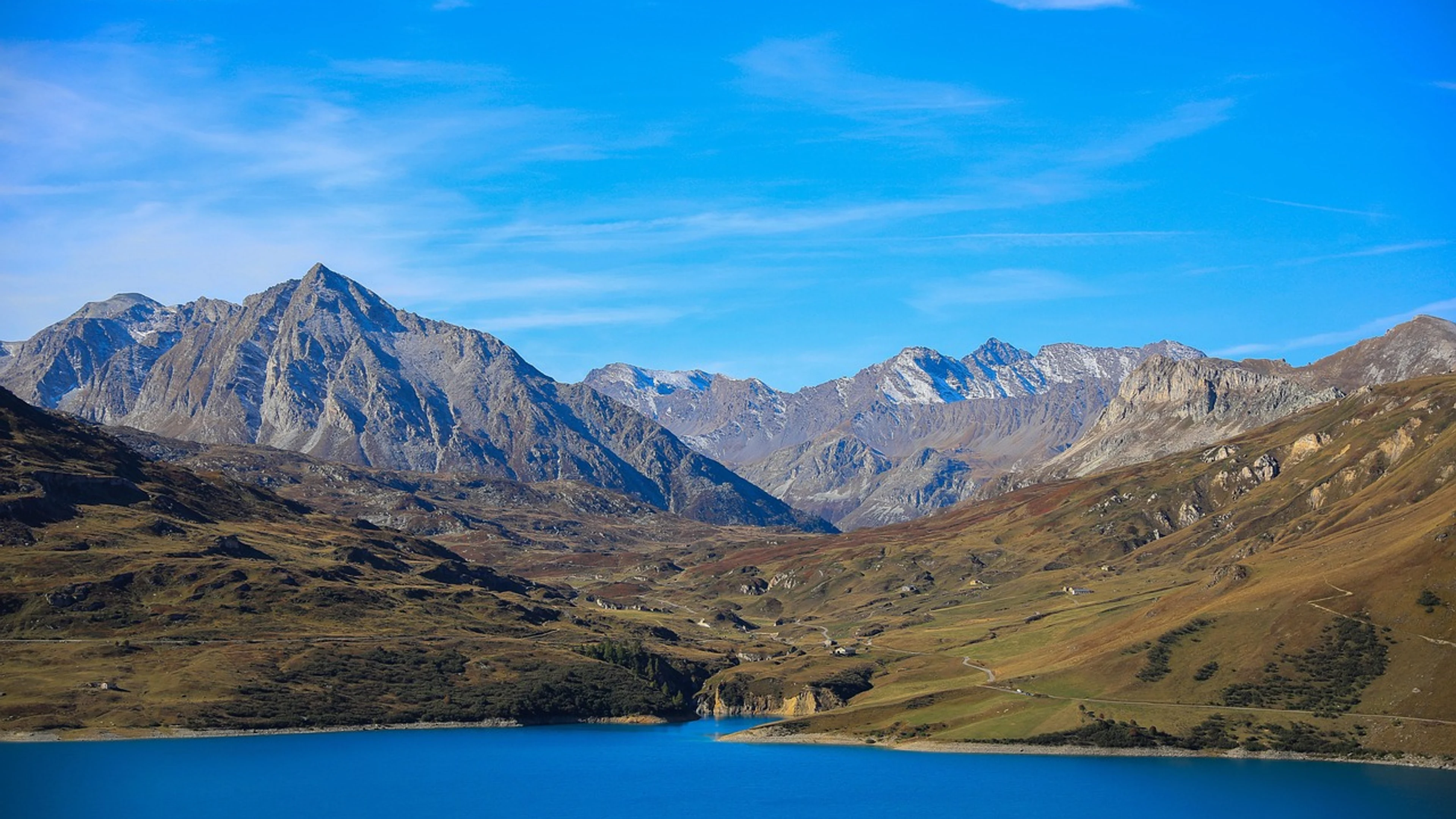 Alpine landscape mountain lake - free 4K Ultra HD mountain wallpaper for desktop