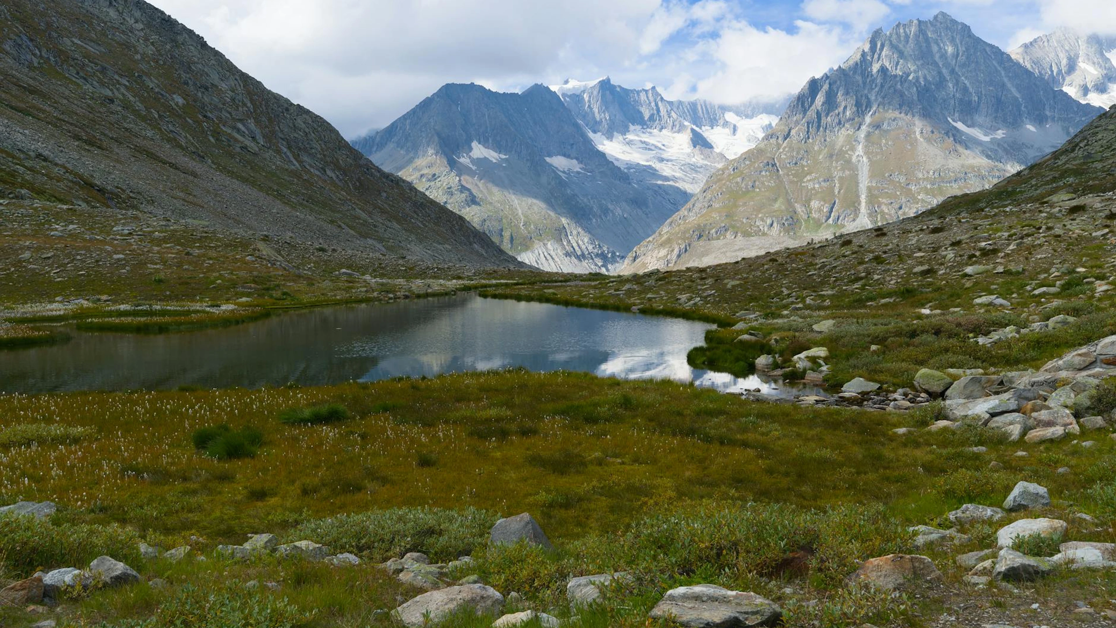 Breathtaking view of alpine mountains and lake in the Swiss Alps. - free 4K Ultra HD mountain wallpaper for desktop