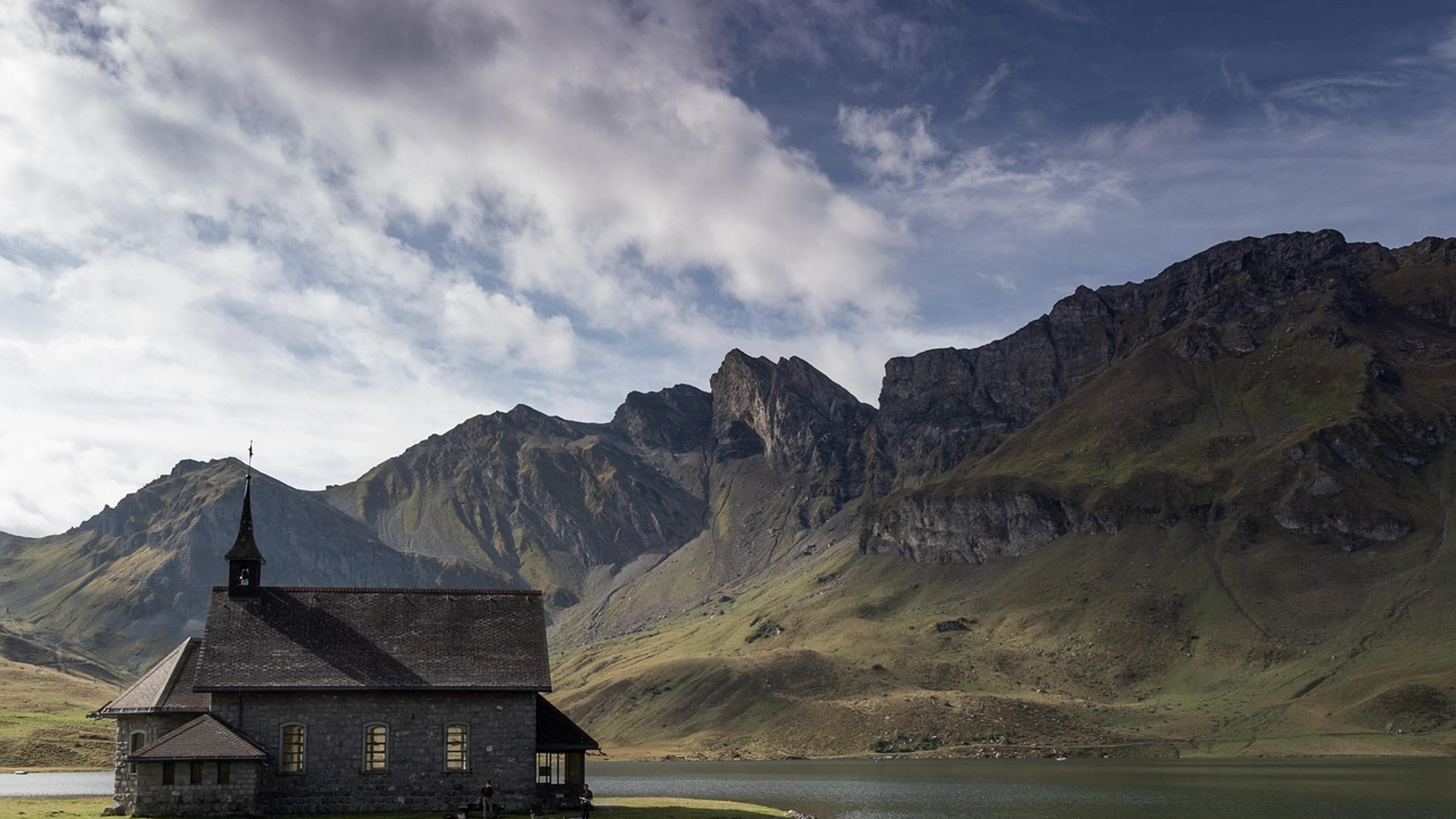 Chapel lake nature - free 4K Ultra HD mountain wallpaper for desktop
