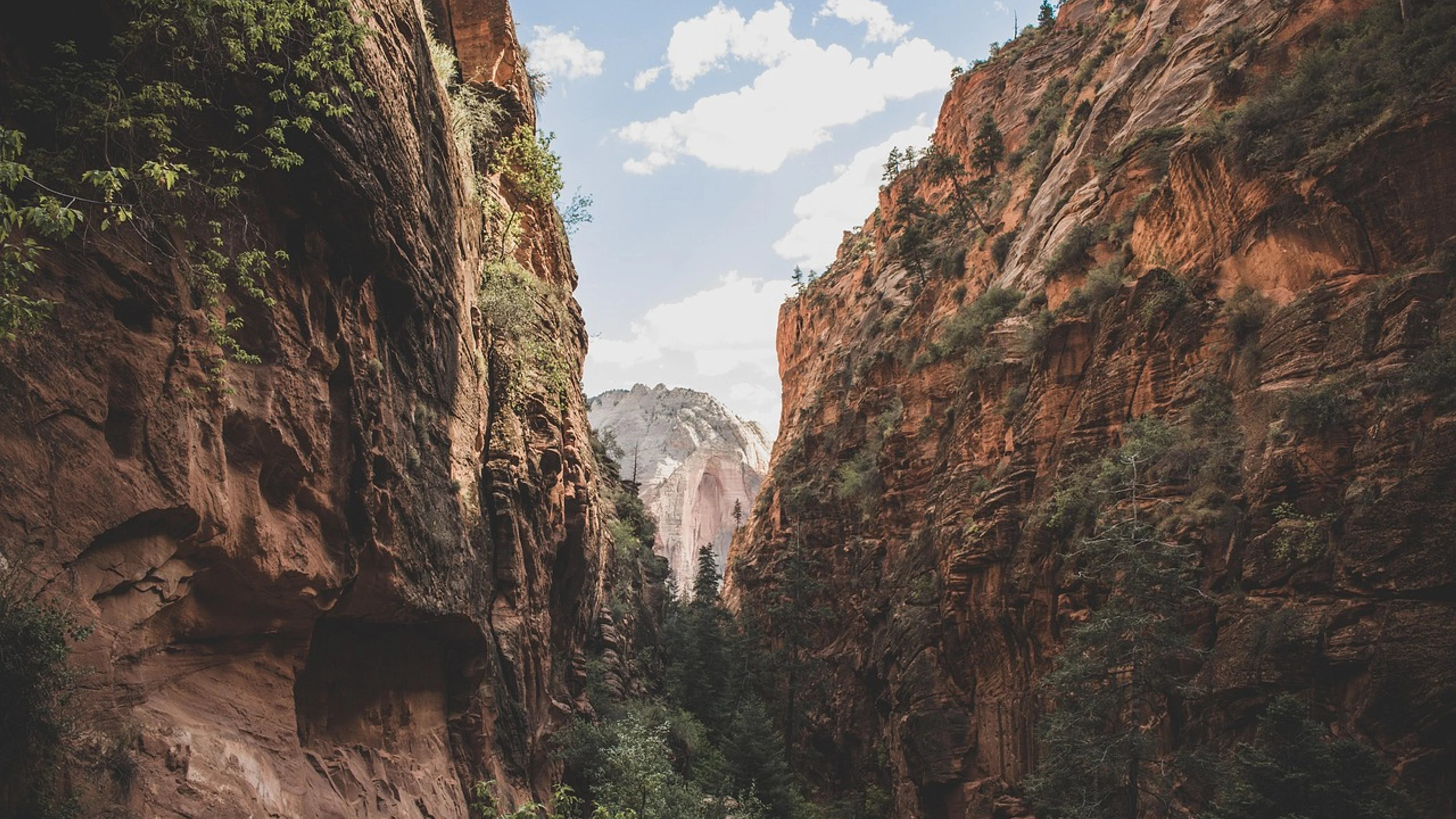 Cliffs canyon gorge - free 4K Ultra HD mountain wallpaper for desktop