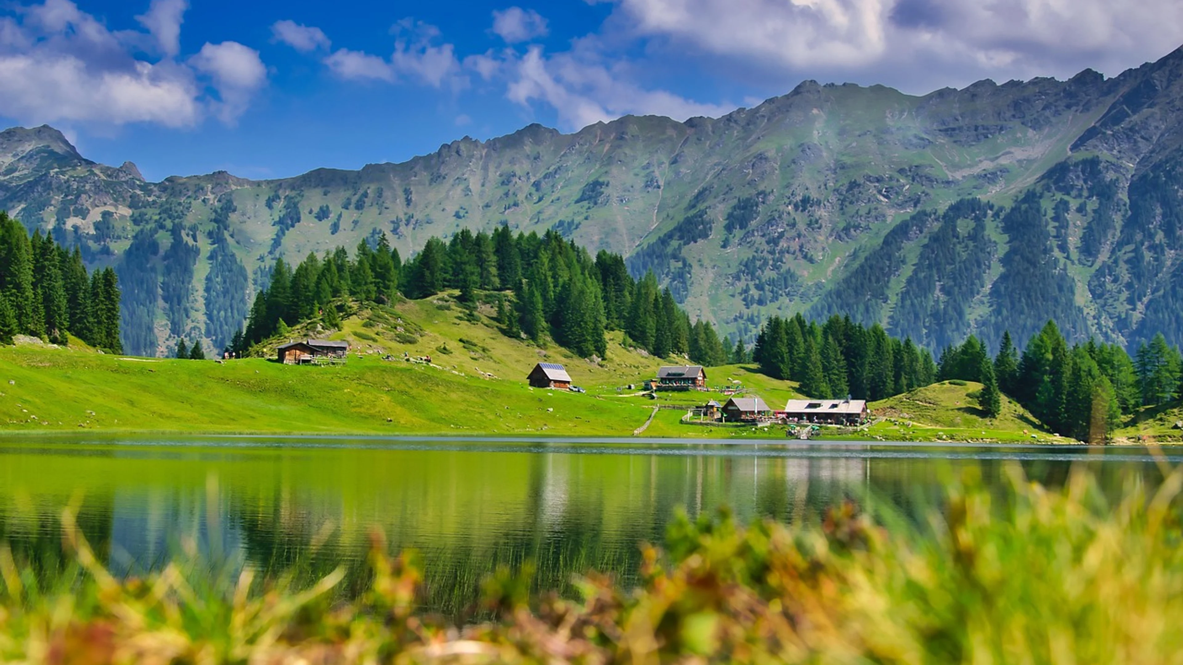 Countryside mountains travel - free 4K Ultra HD mountain wallpaper for desktop