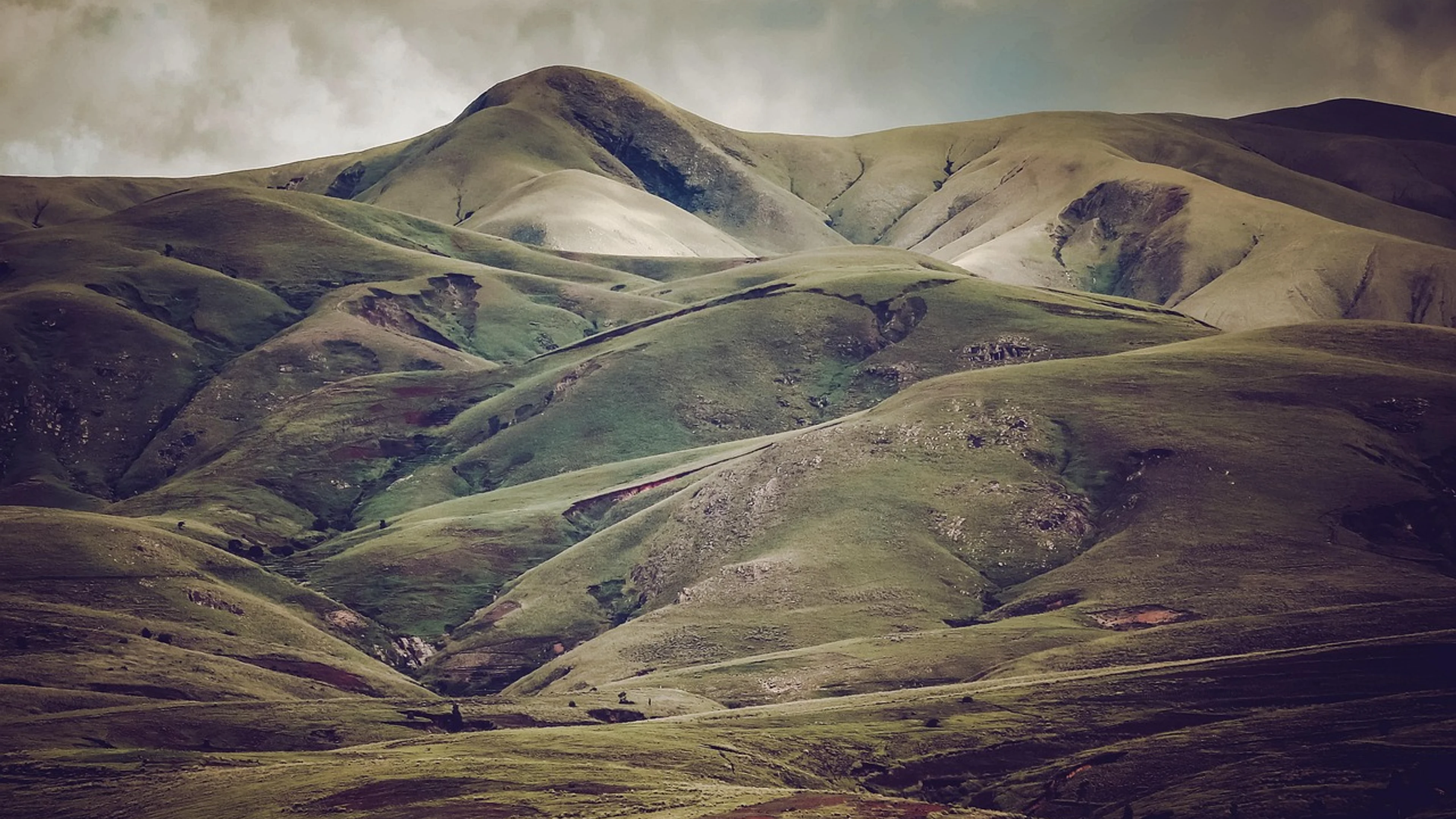 Hills mountains landscape - free 4K Ultra HD mountain wallpaper for desktop