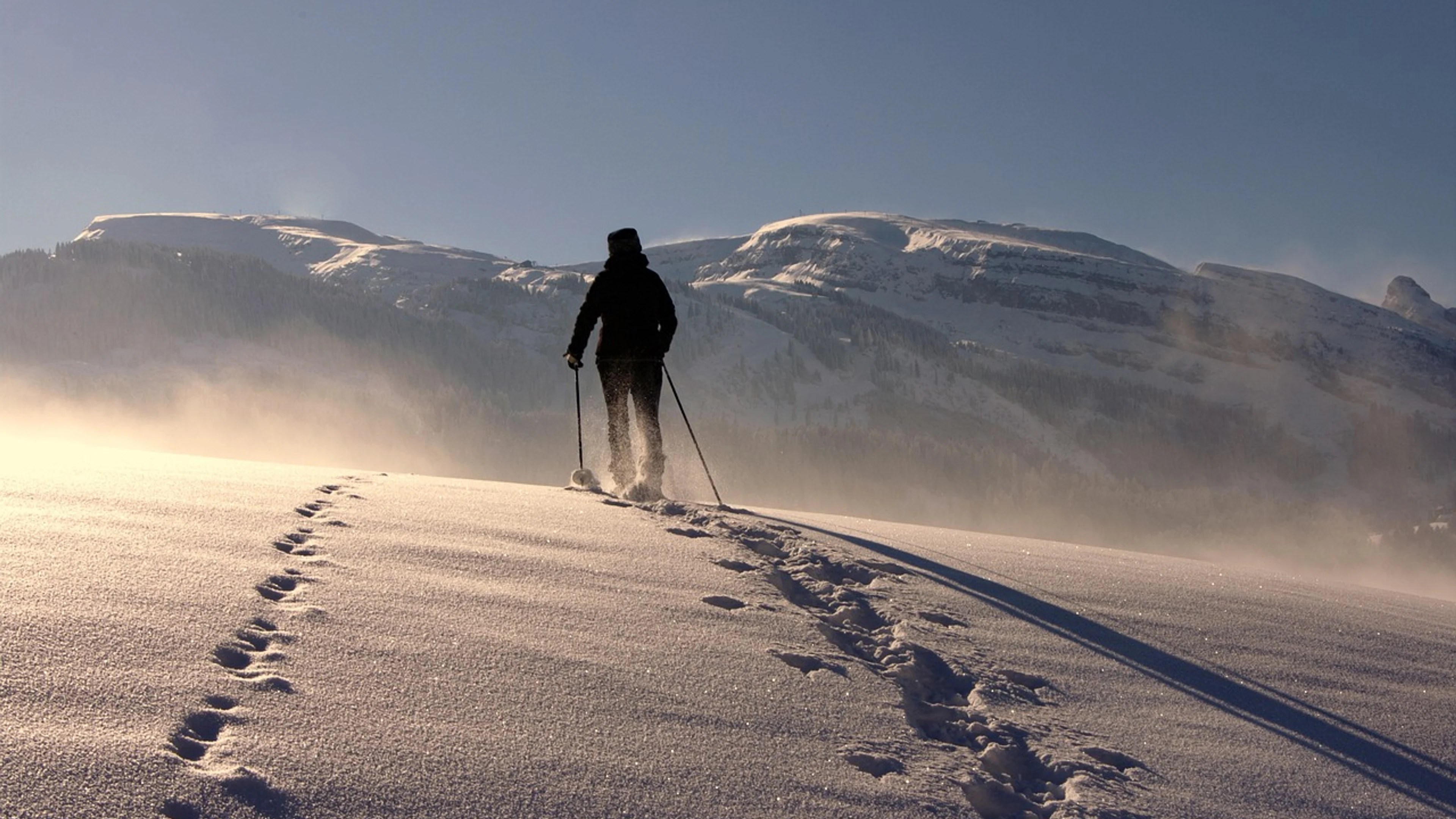 Human snow trekking poles - free 4K Ultra HD mountain wallpaper for desktop