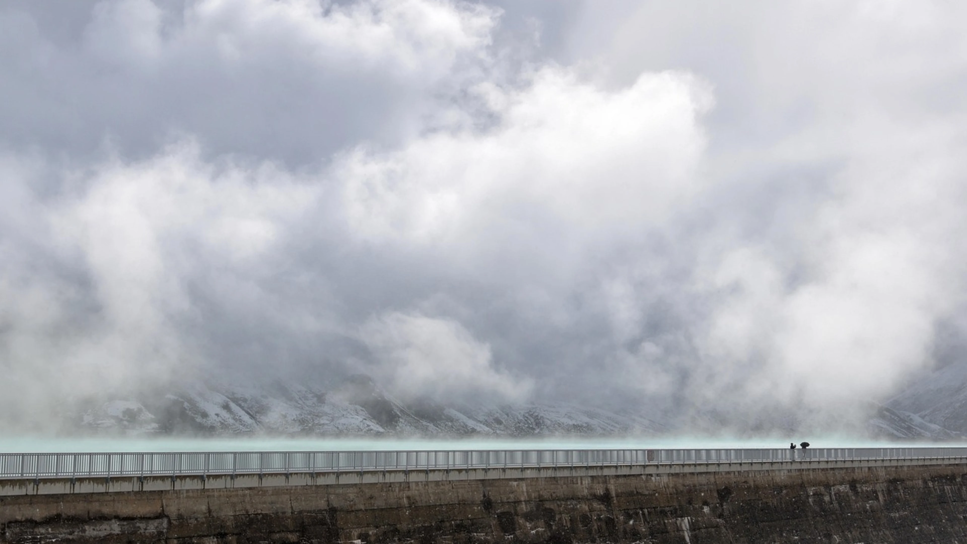 Lake dam wall clouds - free 4K Ultra HD mountain wallpaper for desktop