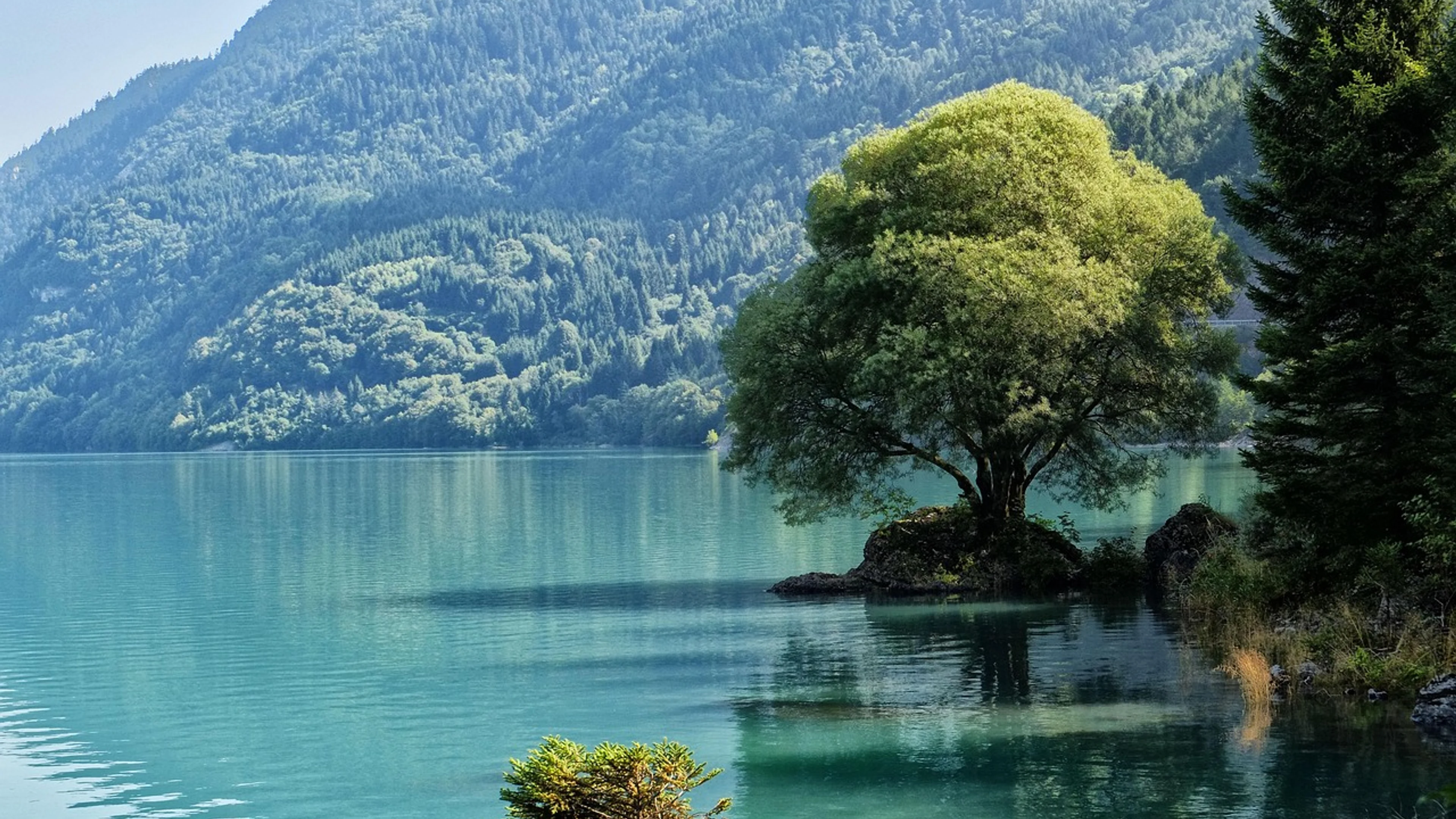 Lake nature landscape - free 4K Ultra HD mountain wallpaper for desktop