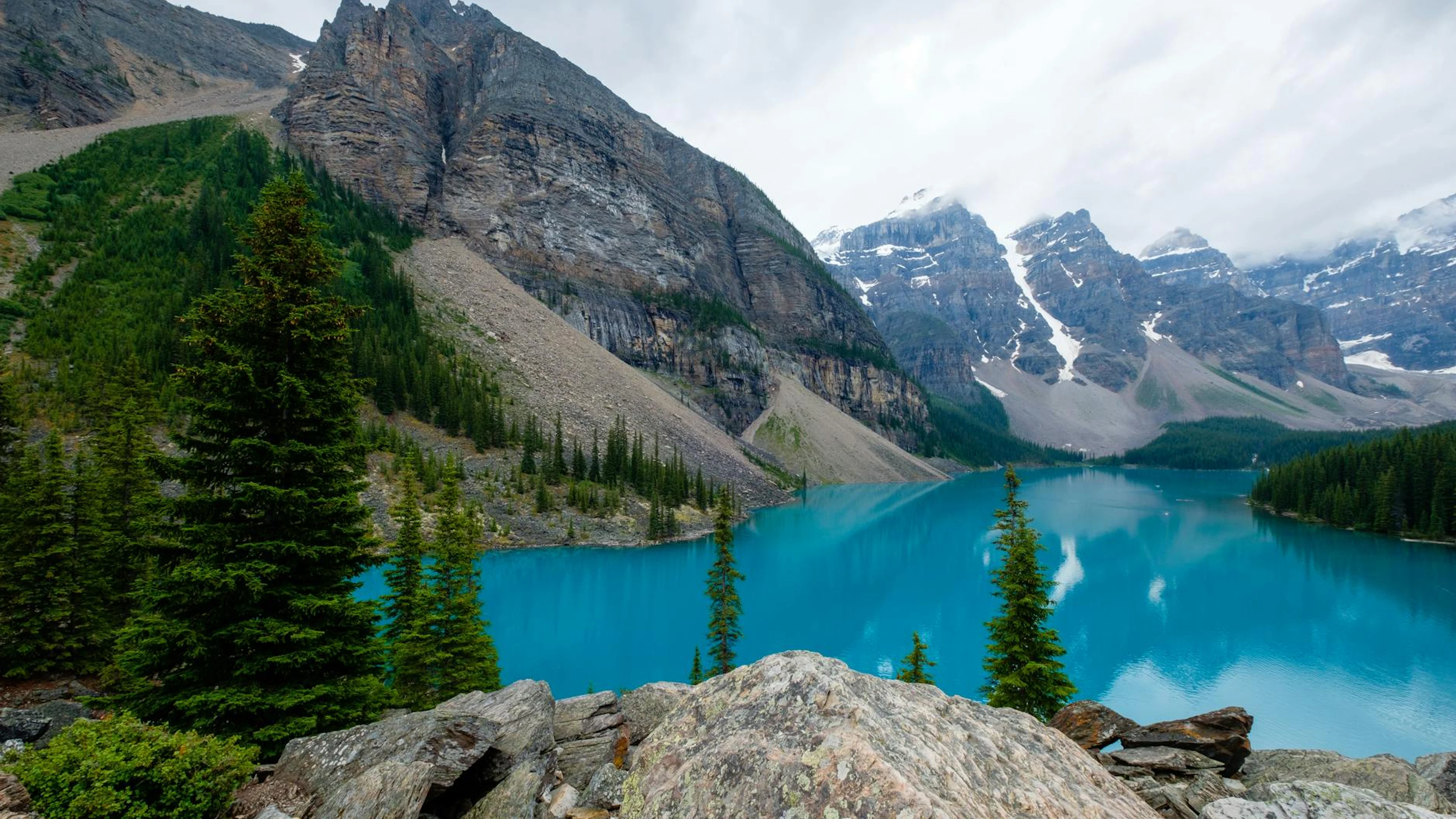 Majestic mountains and turquoise lake in Banff National Park, perfect for nature - free 4K Ultra HD mountain wallpaper for desktop
