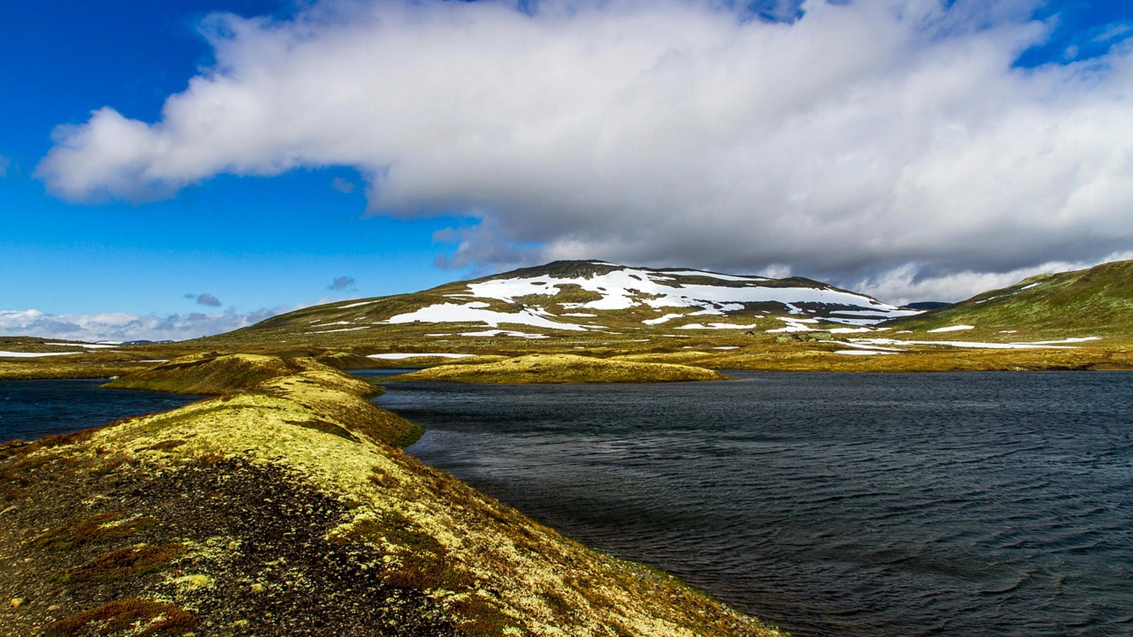 Mountain lake clouds - free 4K Ultra HD mountain wallpaper for desktop