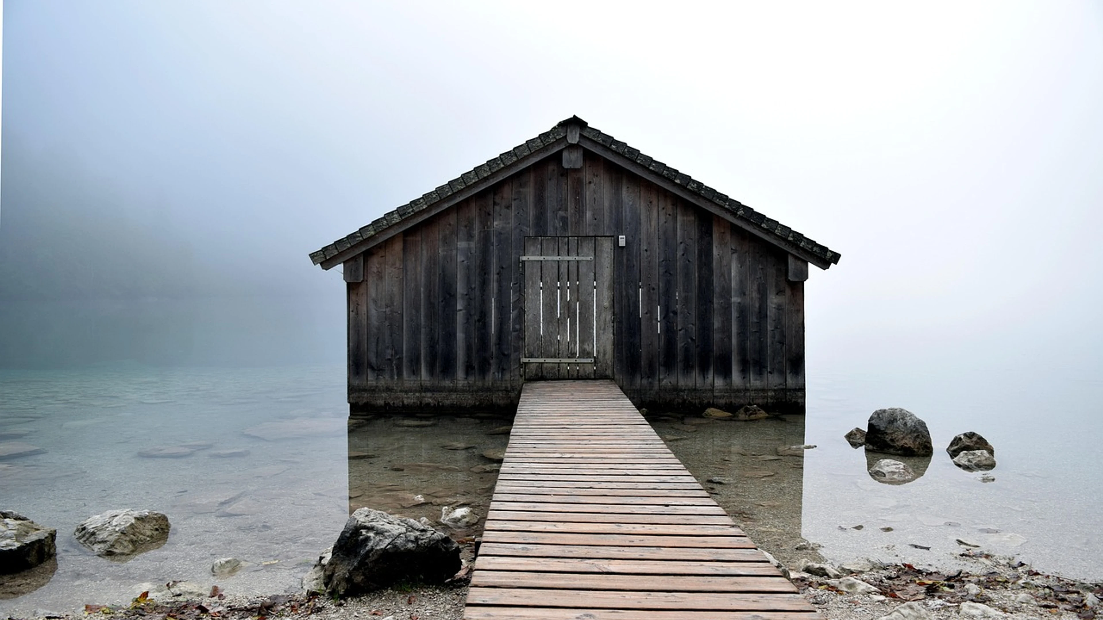 Mountain lake water hut - free 4K Ultra HD mountain wallpaper for desktop