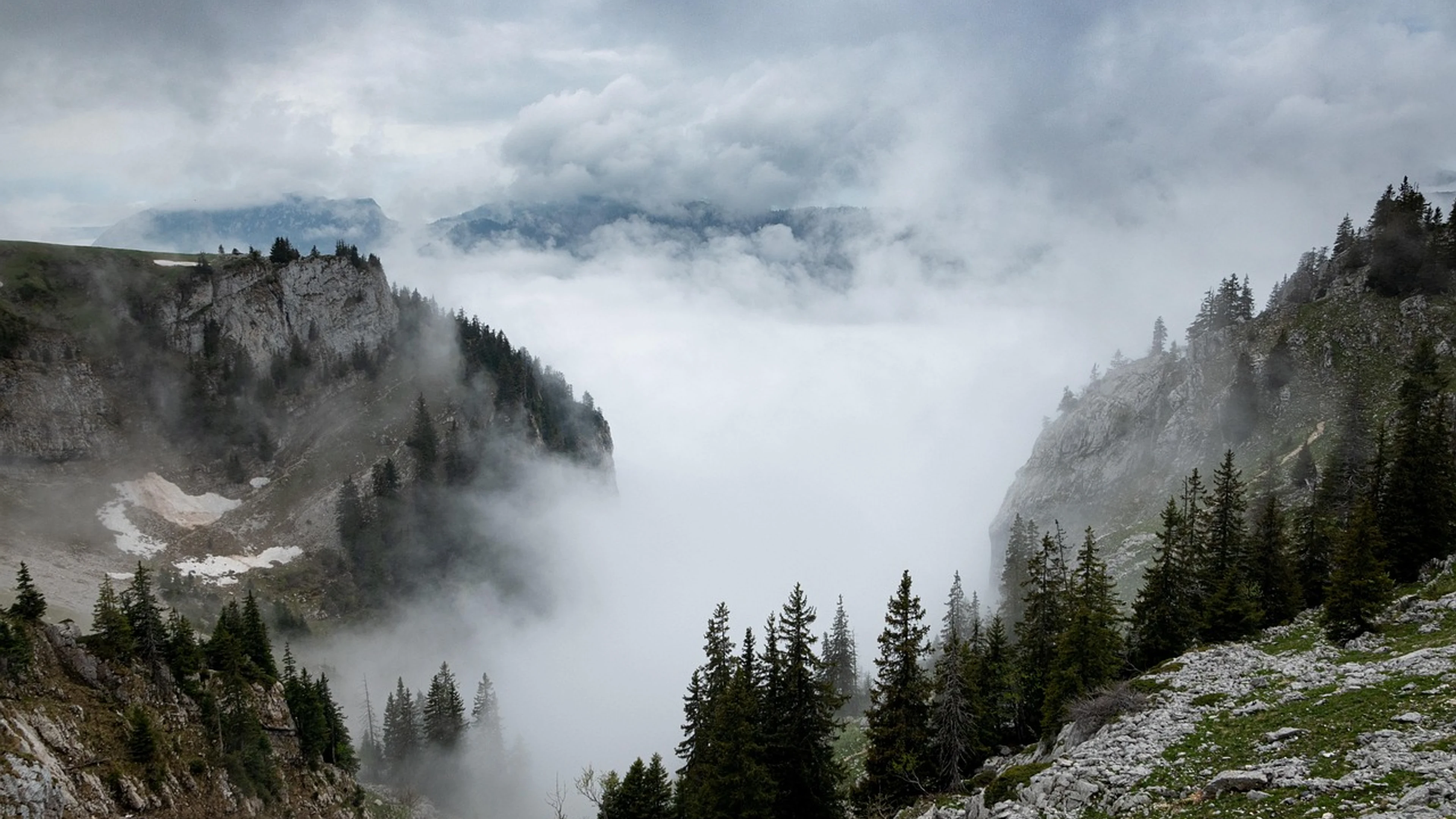 Mountain mist landscape - free 4K Ultra HD mountain wallpaper for desktop