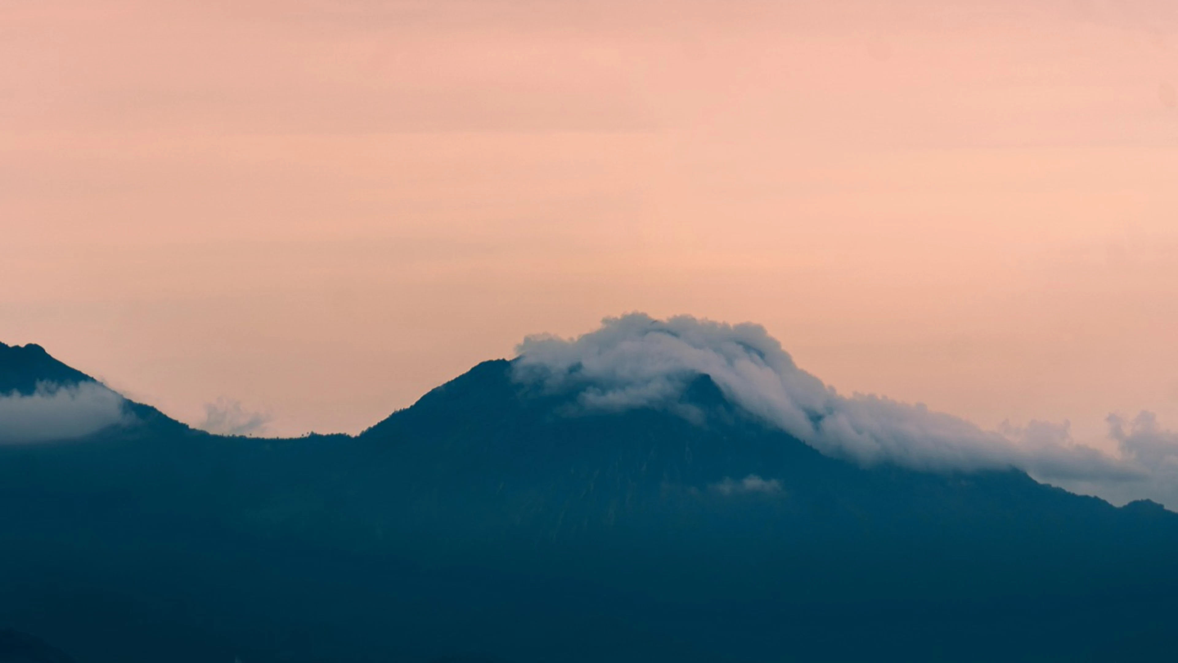 Mountain nature landscape - free 4K Ultra HD mountain wallpaper for desktop