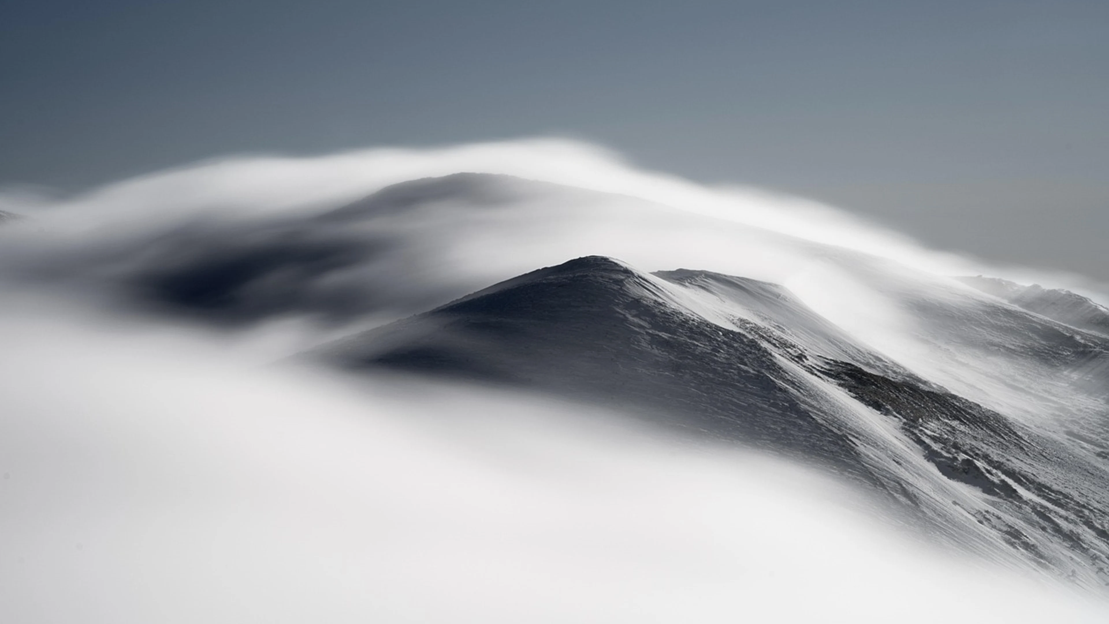 Mountain peak clouds - free 4K Ultra HD mountain wallpaper for desktop