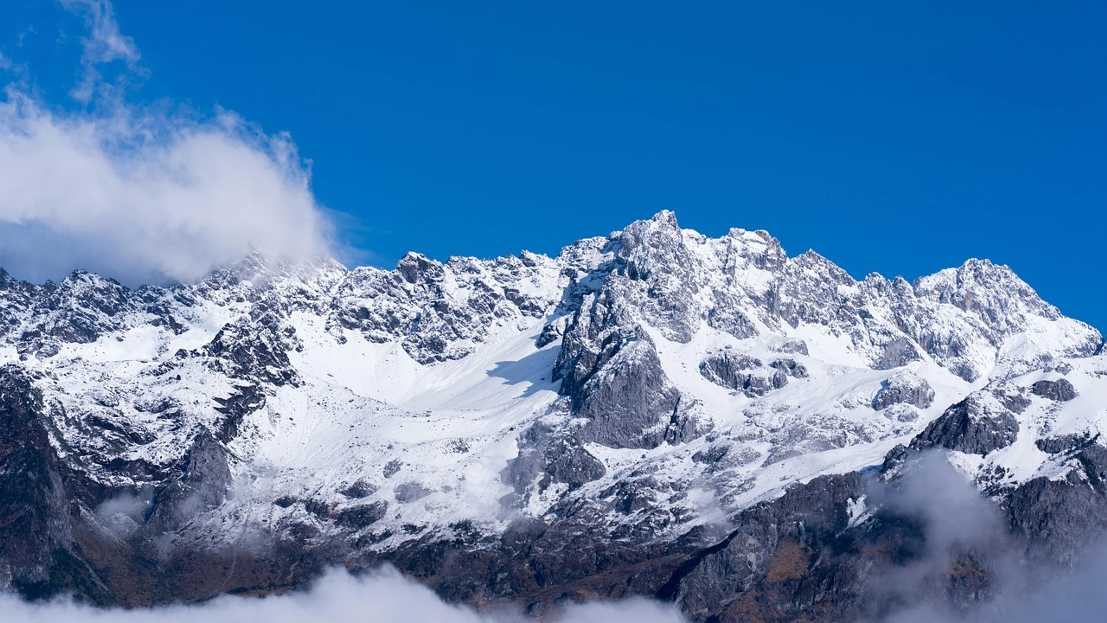 Mountain peak landscape - free 4K Ultra HD mountain wallpaper for desktop